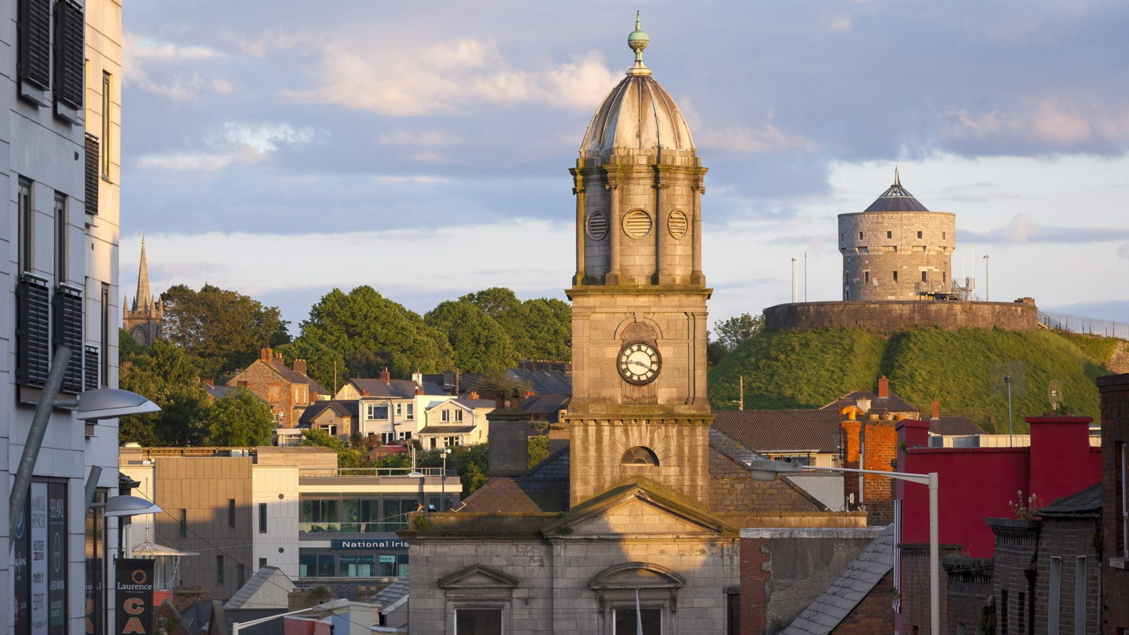 Footpath closed at Tholsel Building in Drogheda due to safety concerns