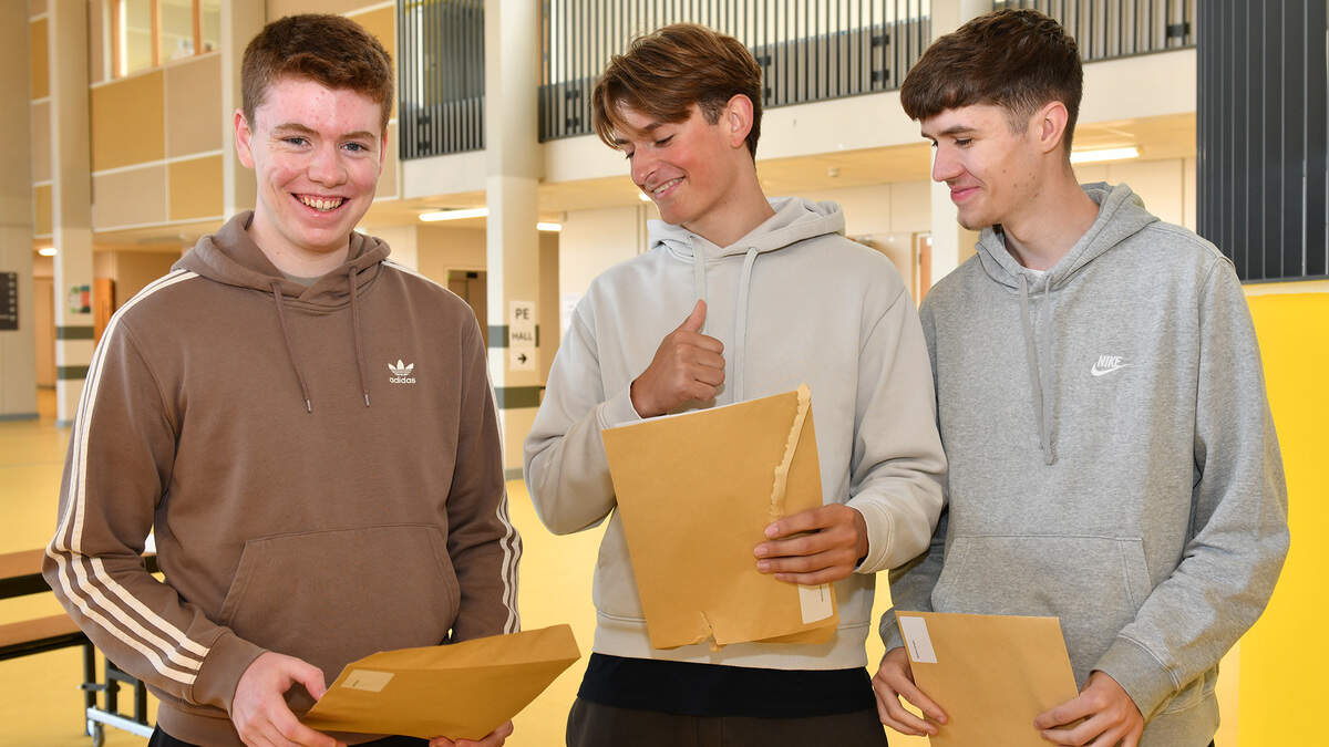 Sacrifices pay off for Leaving Cert with lots of happy faces at Dundalk's Marist College