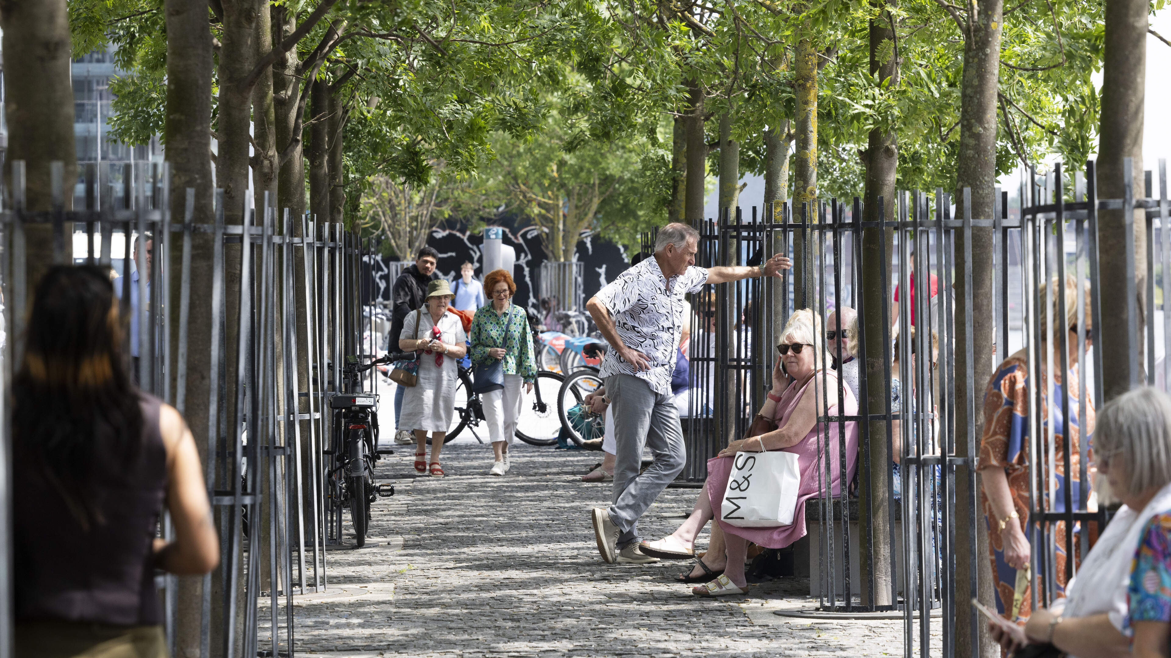 Met Éireann says hot weather advisory likely to extend into next week as temperatures set to ‘widely exceed’ 25C