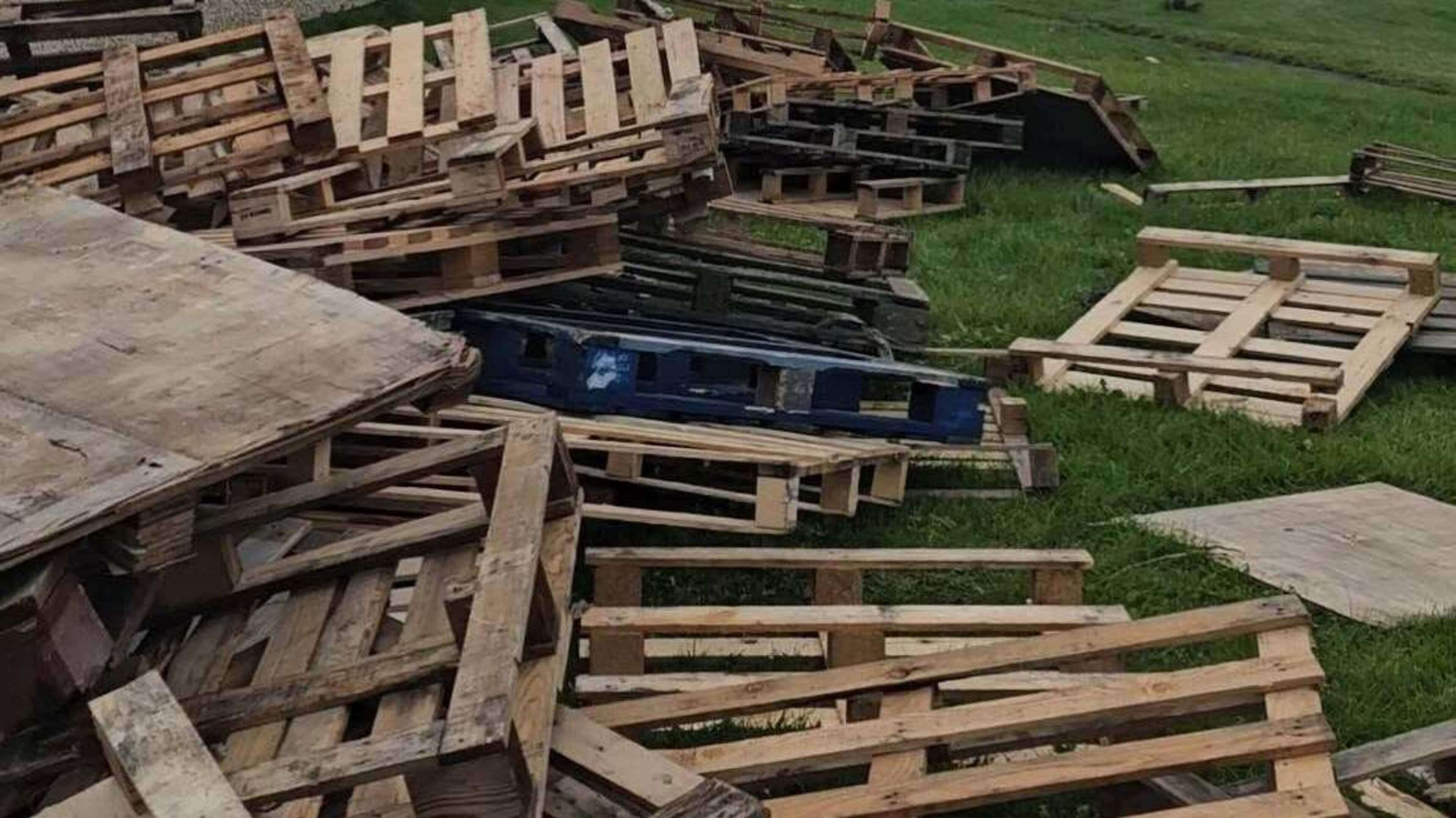 ‘Totally unacceptable’ – Louth Gardaí probe dumping of over 100 pallets in Drogheda