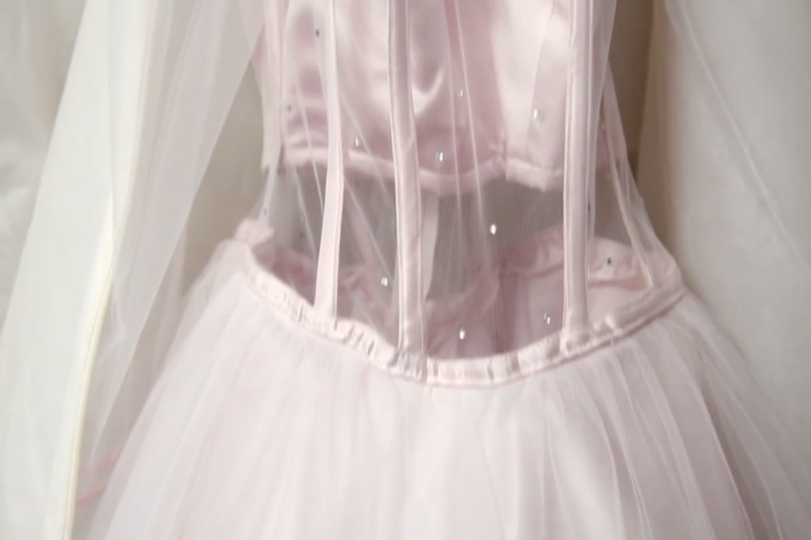 don't tell the bride groom designs dress 13 Of The Most WTF Don't Tell The Bride Weddings Ever