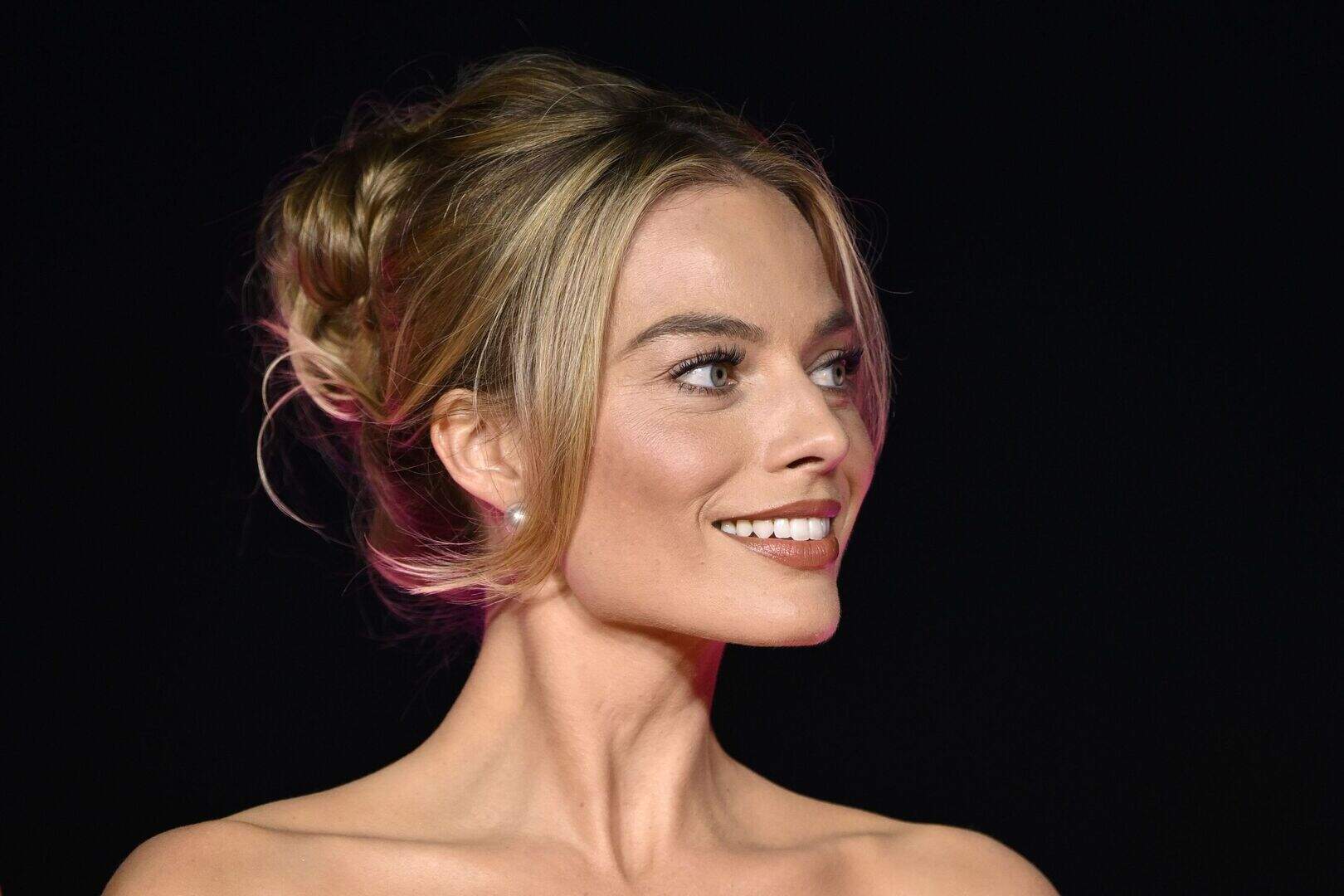 Actress Margot Robbie's impressively taut neckline. Photo: Gareth Cattermole/Getty