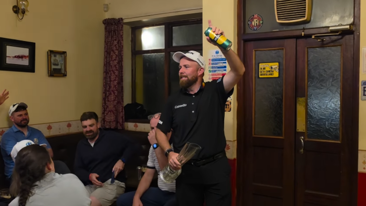 Der Gewinner der Irish Open, Shane Lowry, wurde beim Feiern in einem Pub ...