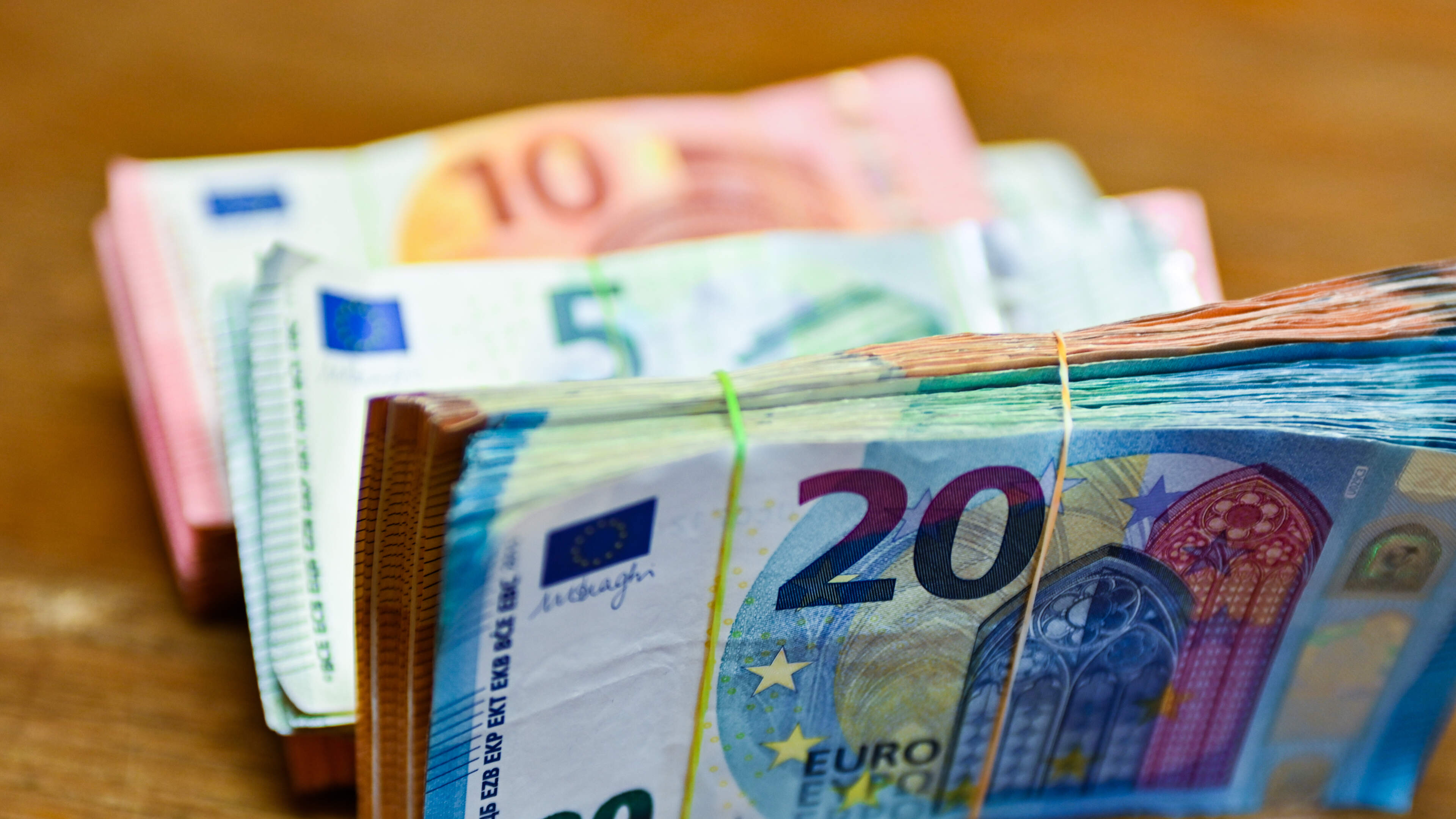 Big drop in the number of €10 and €20 notes issued by Central Bank last year  