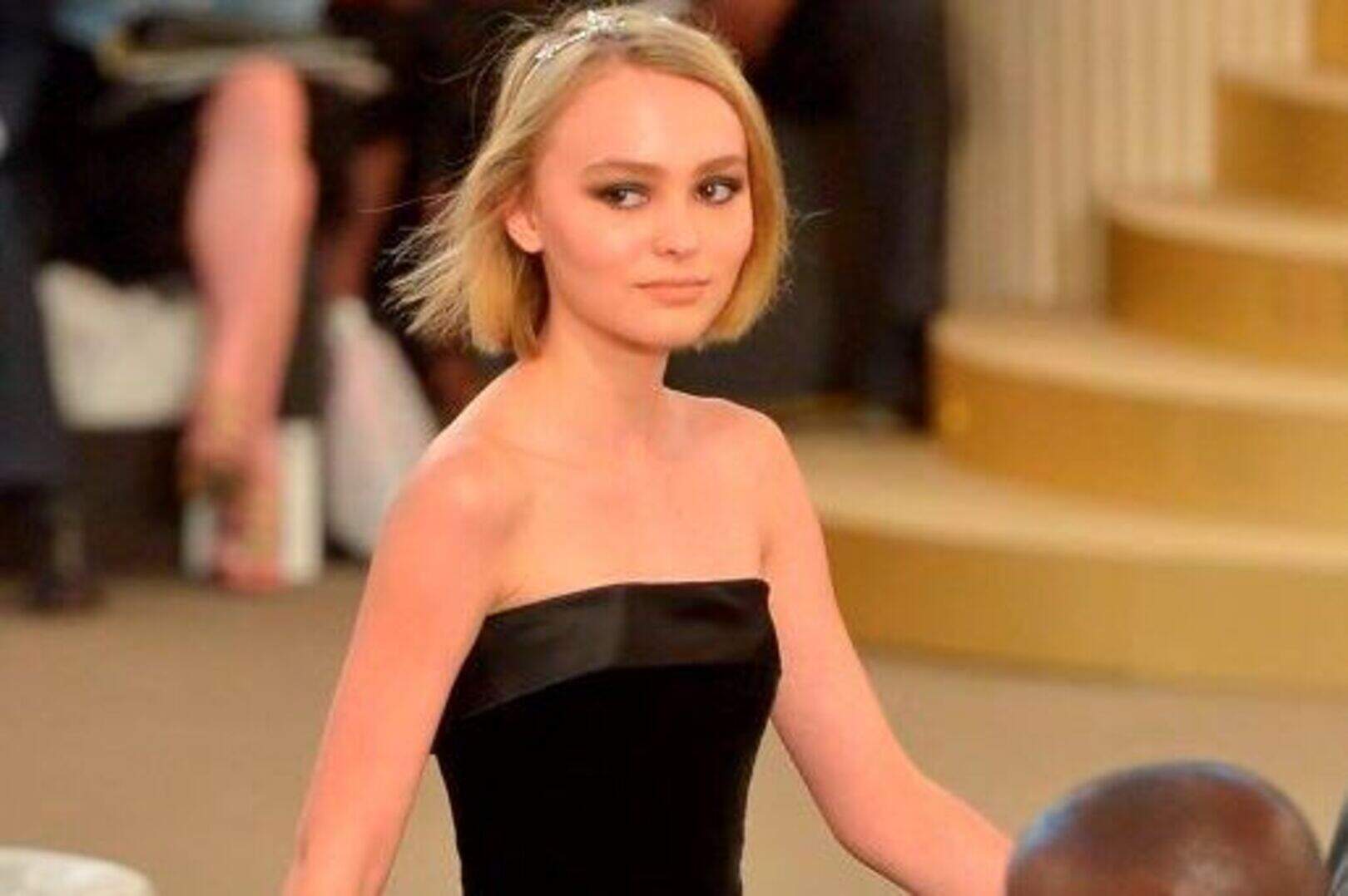Johnny Depp's 16-year-old daughter Lily Rose makes runway debut for Chanel  | Irish Independent