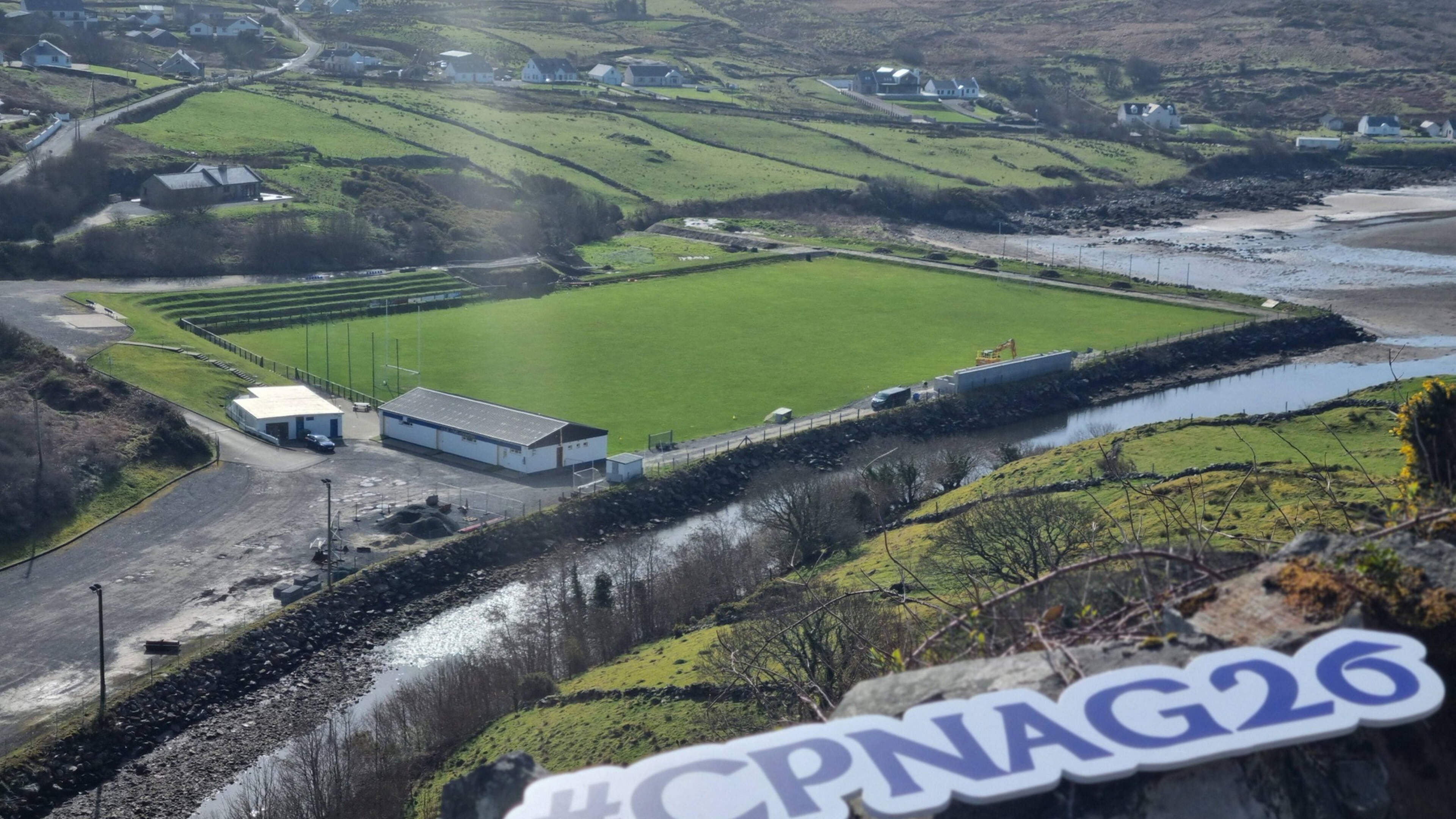 Neart le déanamh agus le feiceáil ag Comórtas Peile na Gaeltachta i gCill Charthaigh álainn
