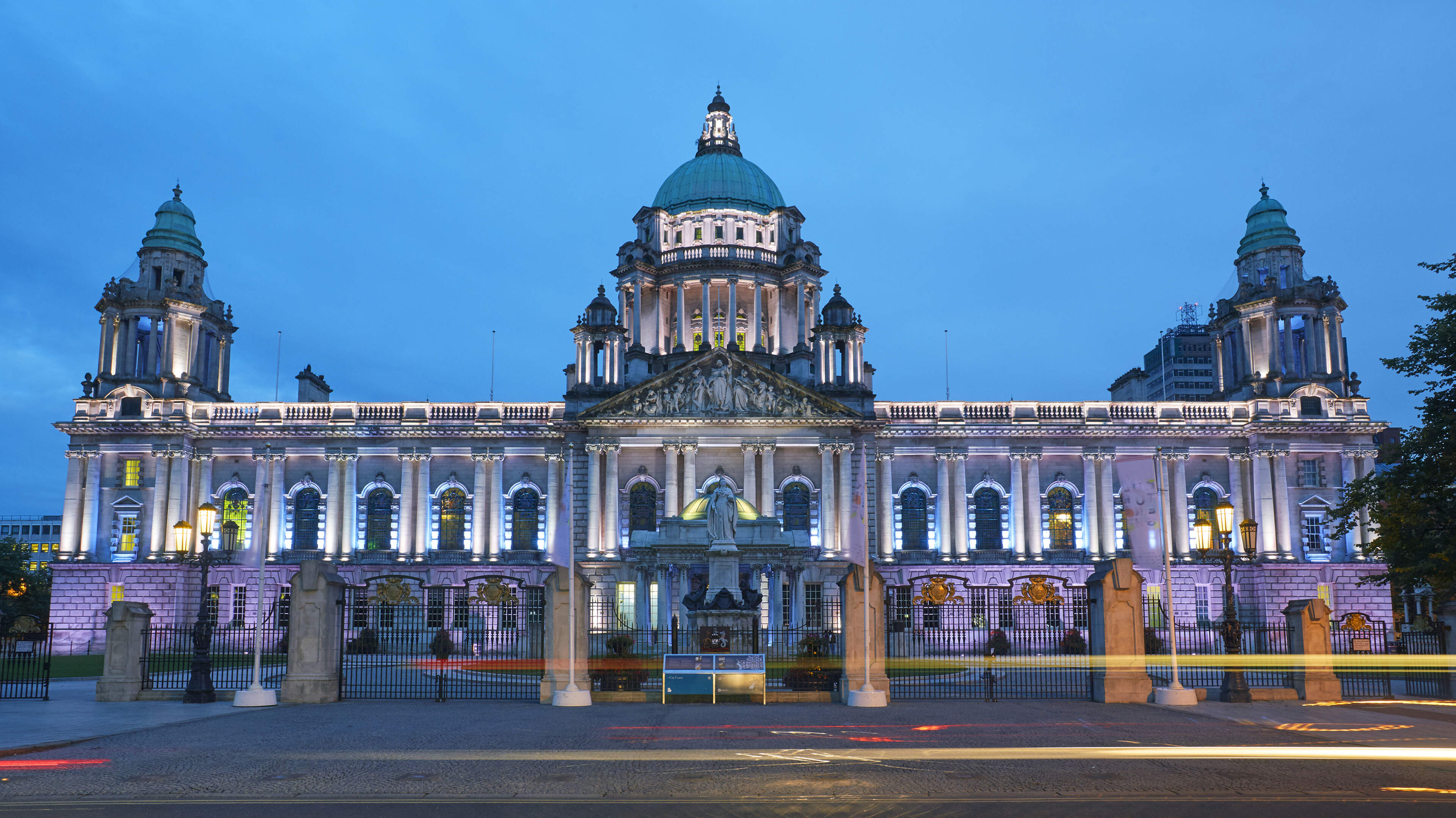 Béal Feirste dátheangach faoi dheireadh