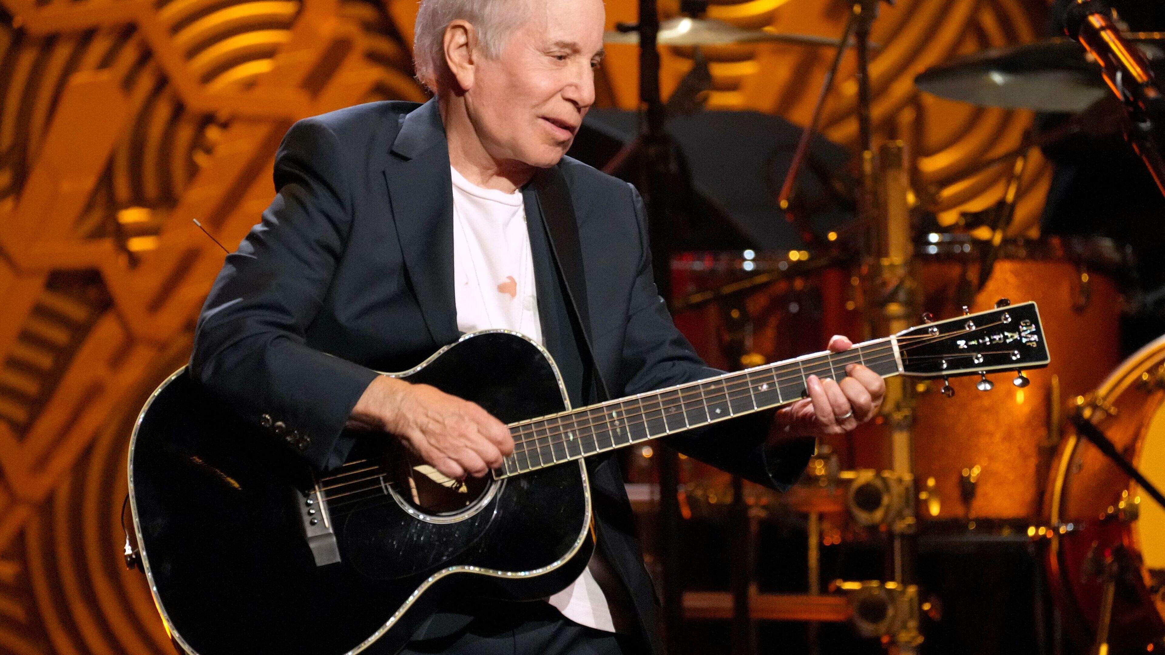 Paul Simon brings on fiddler Martin Hayes for ‘The Boxer’ and plays the hits during triumphant show of two halves 