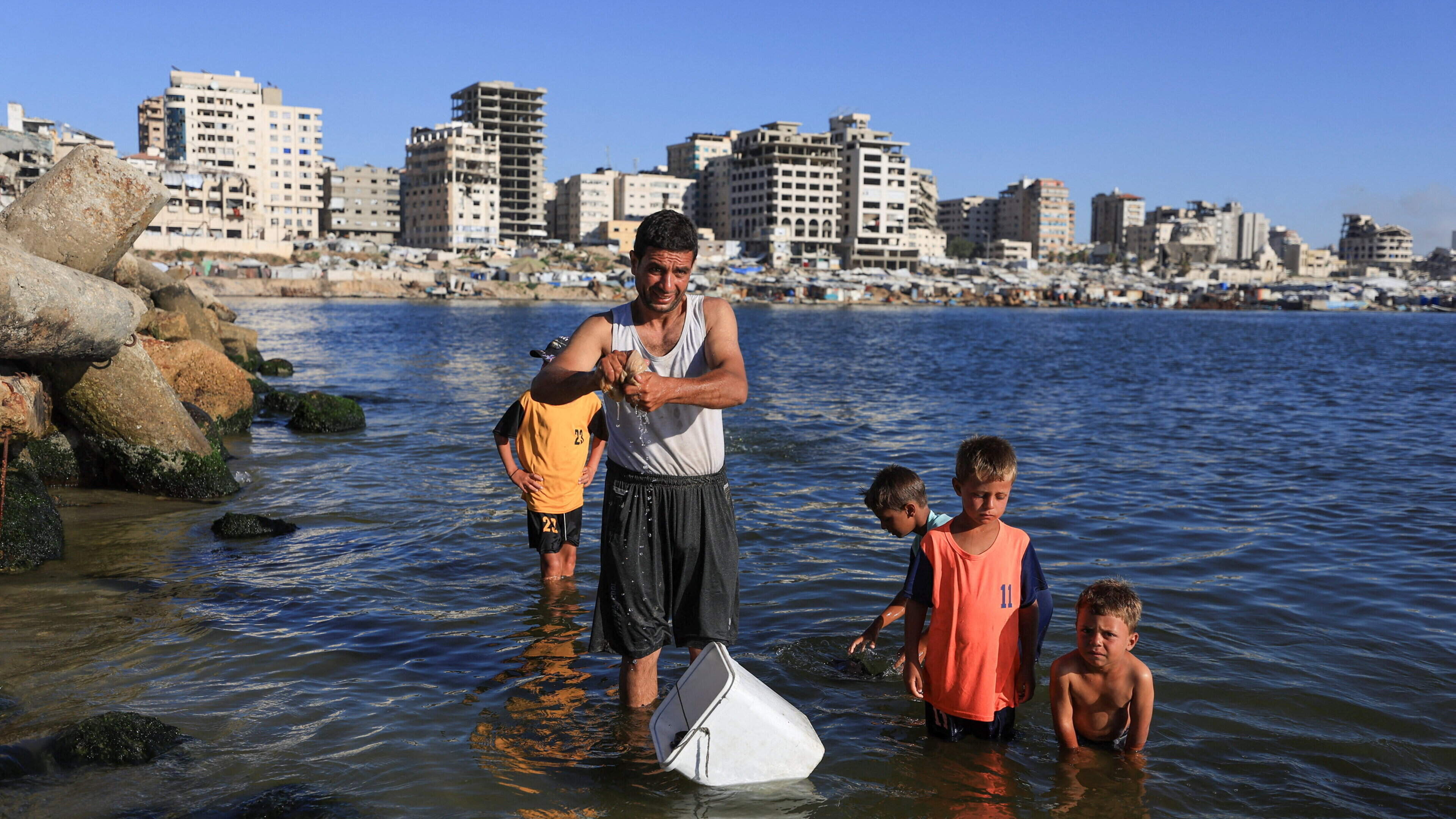 Palestinians flee scorching tents for polluted sea as fresh water runs low