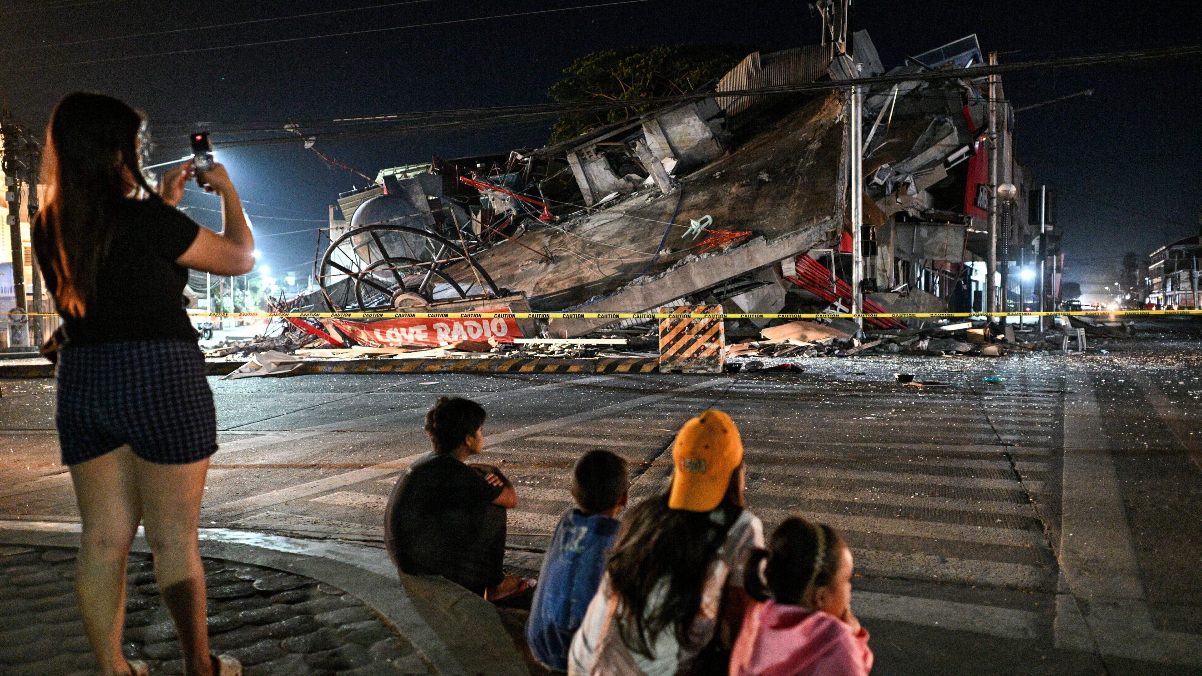 At least 32 feared dead in powerful earthquake off coast of Philippines 