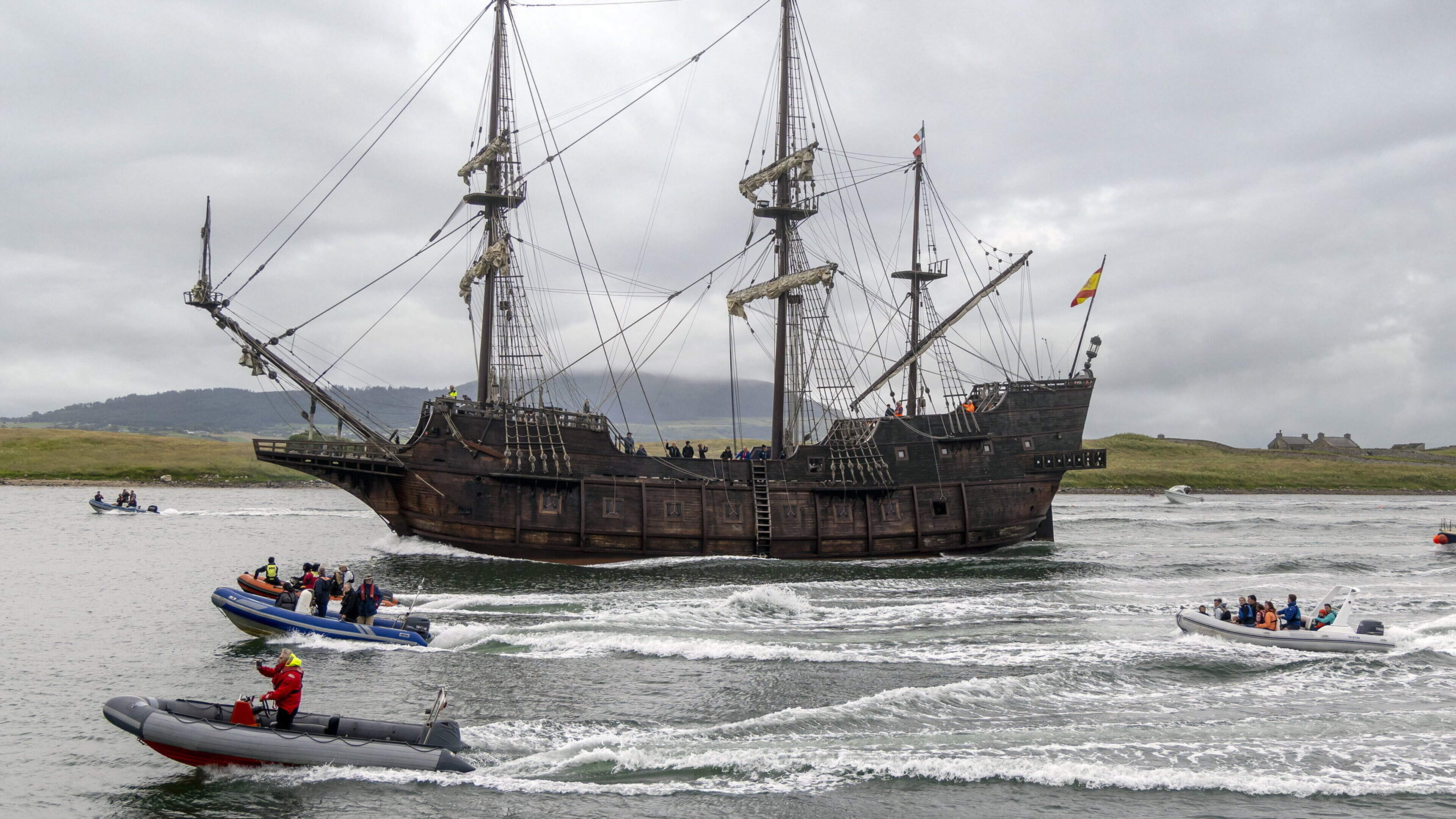 World’s largest replica Spanish galleon El Galeon Andalucia greeted by large crowds as it arrives at Sligo Harbour