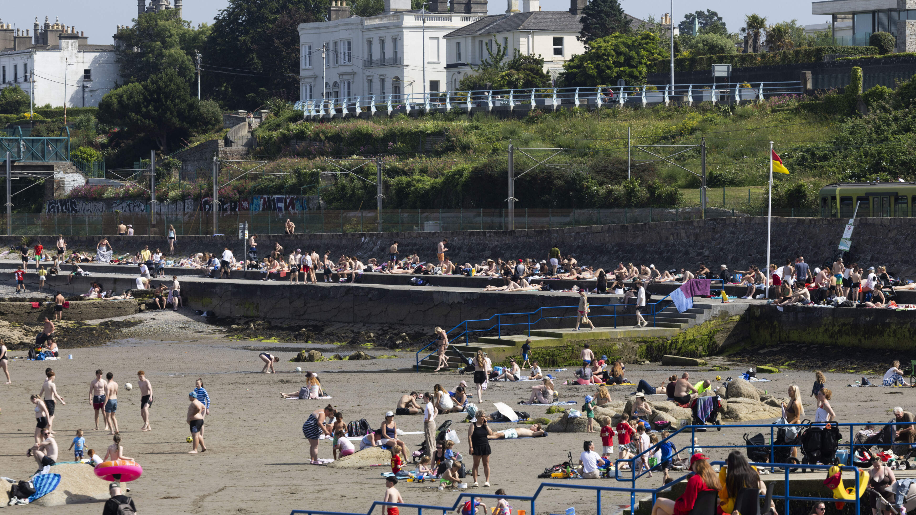 Weekend to remain mostly dry as sunshine to increase from early next week