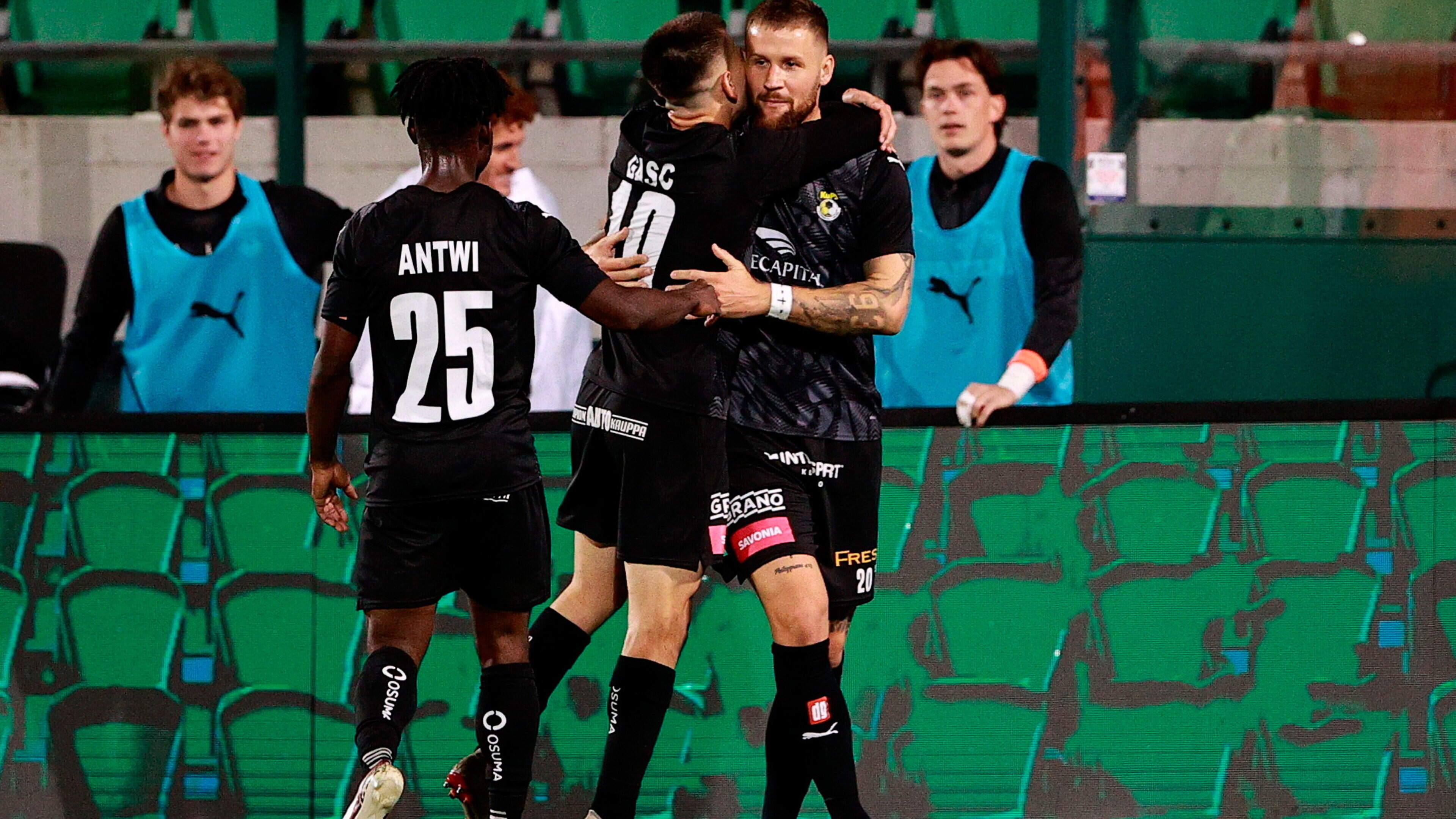 Stephen Bradley urges his players to be ‘calm and relaxed’ after late goal sets Shamrock Rovers stiff test in Finland