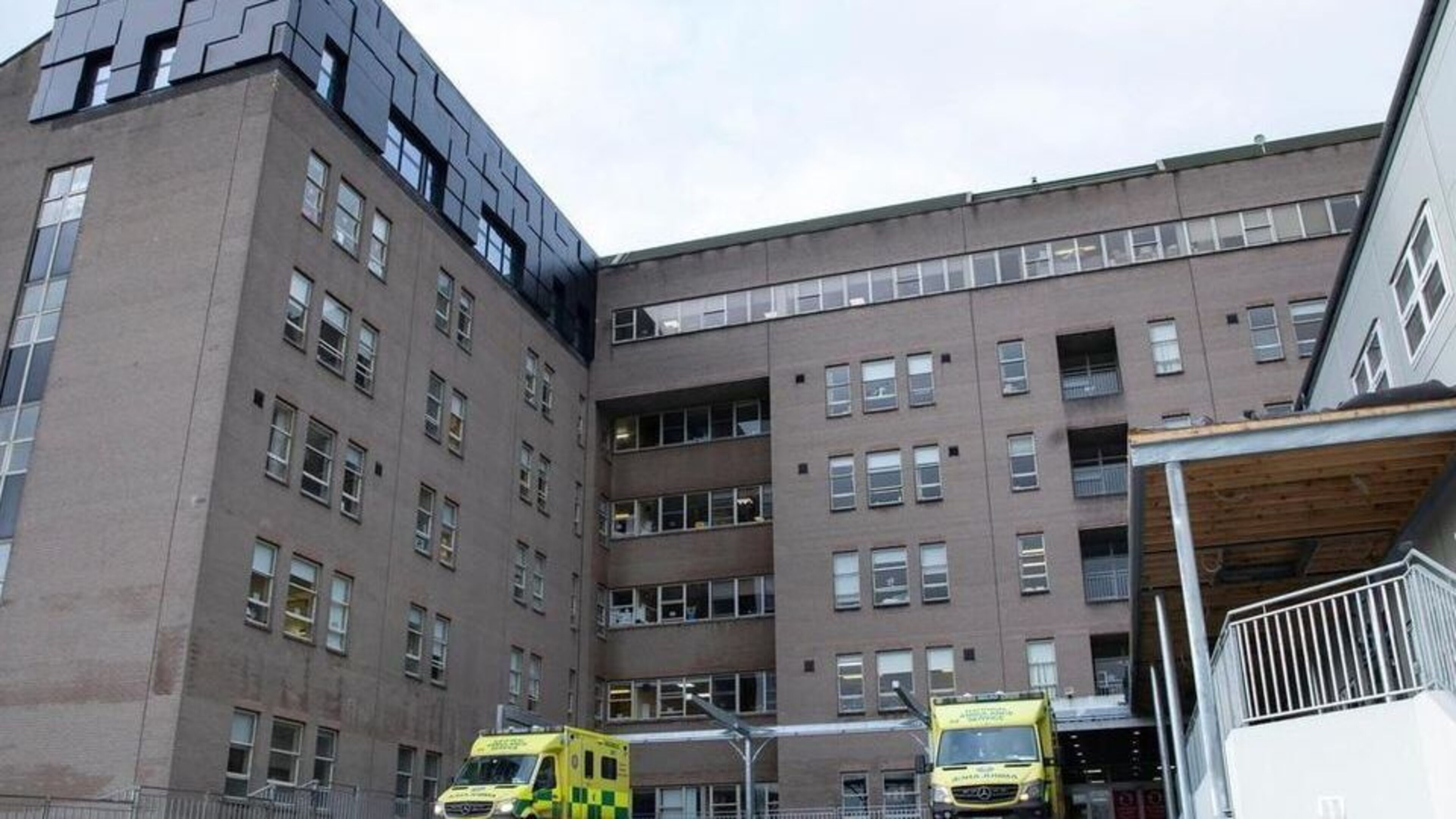 Mum (55) and daughter (32) who had vicious punch up in hospital are fined
