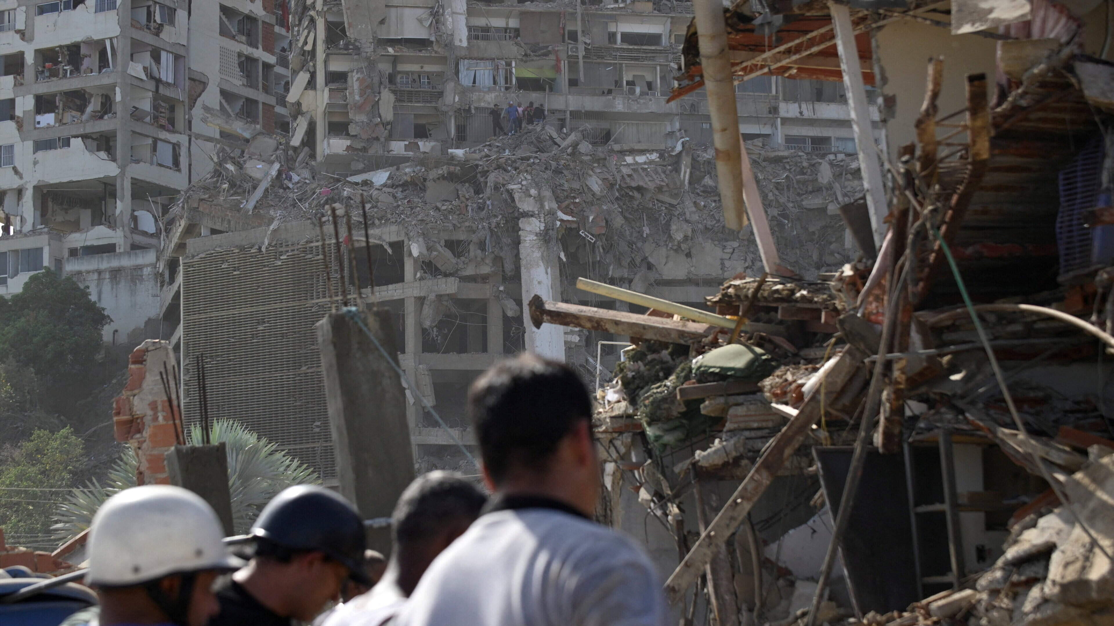 Foreign rescue teams arrive in Venezuela to help search for quake survivors as death toll nears 1,000
