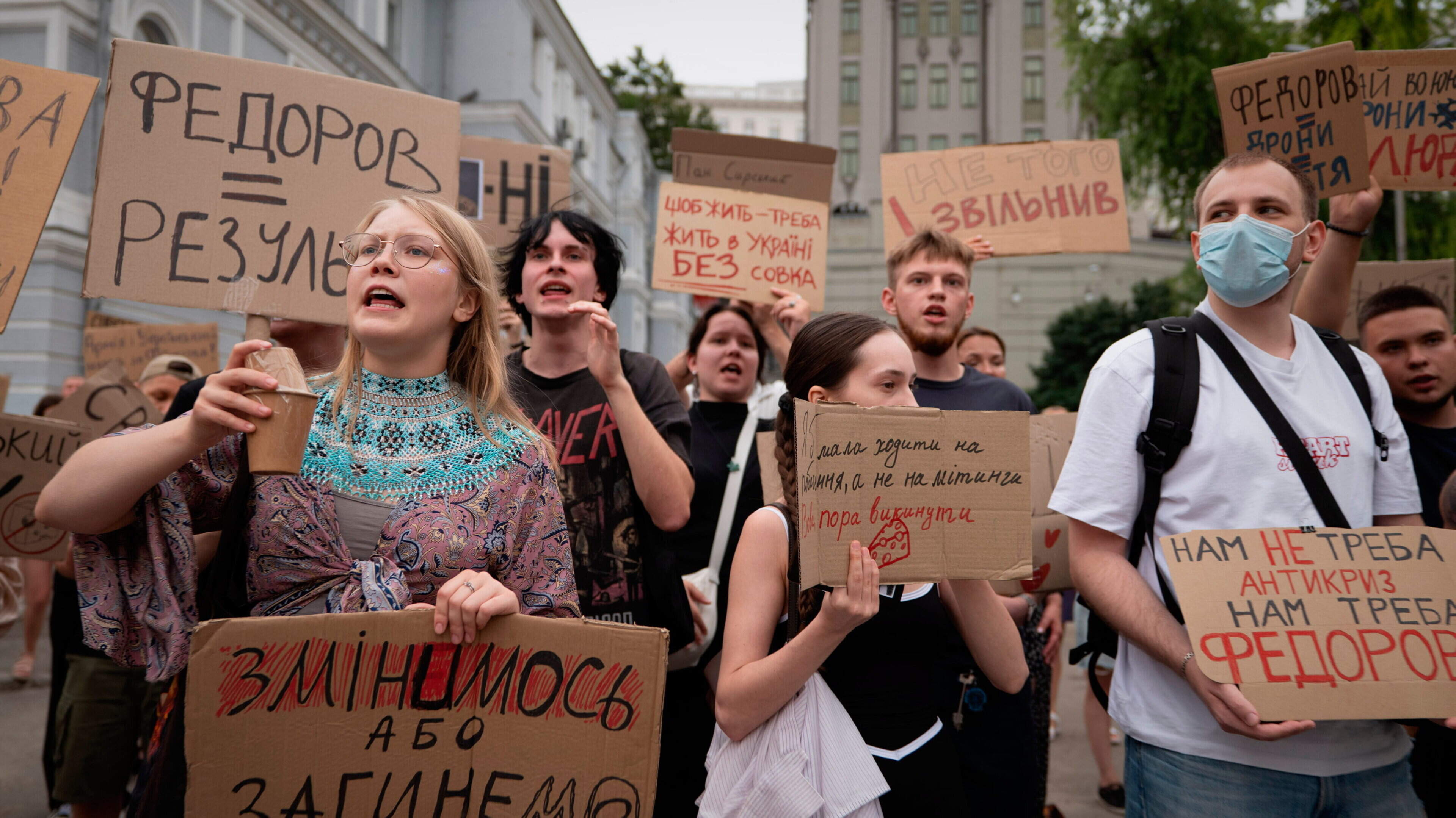 Zelensky meets with military commanders as protests grow