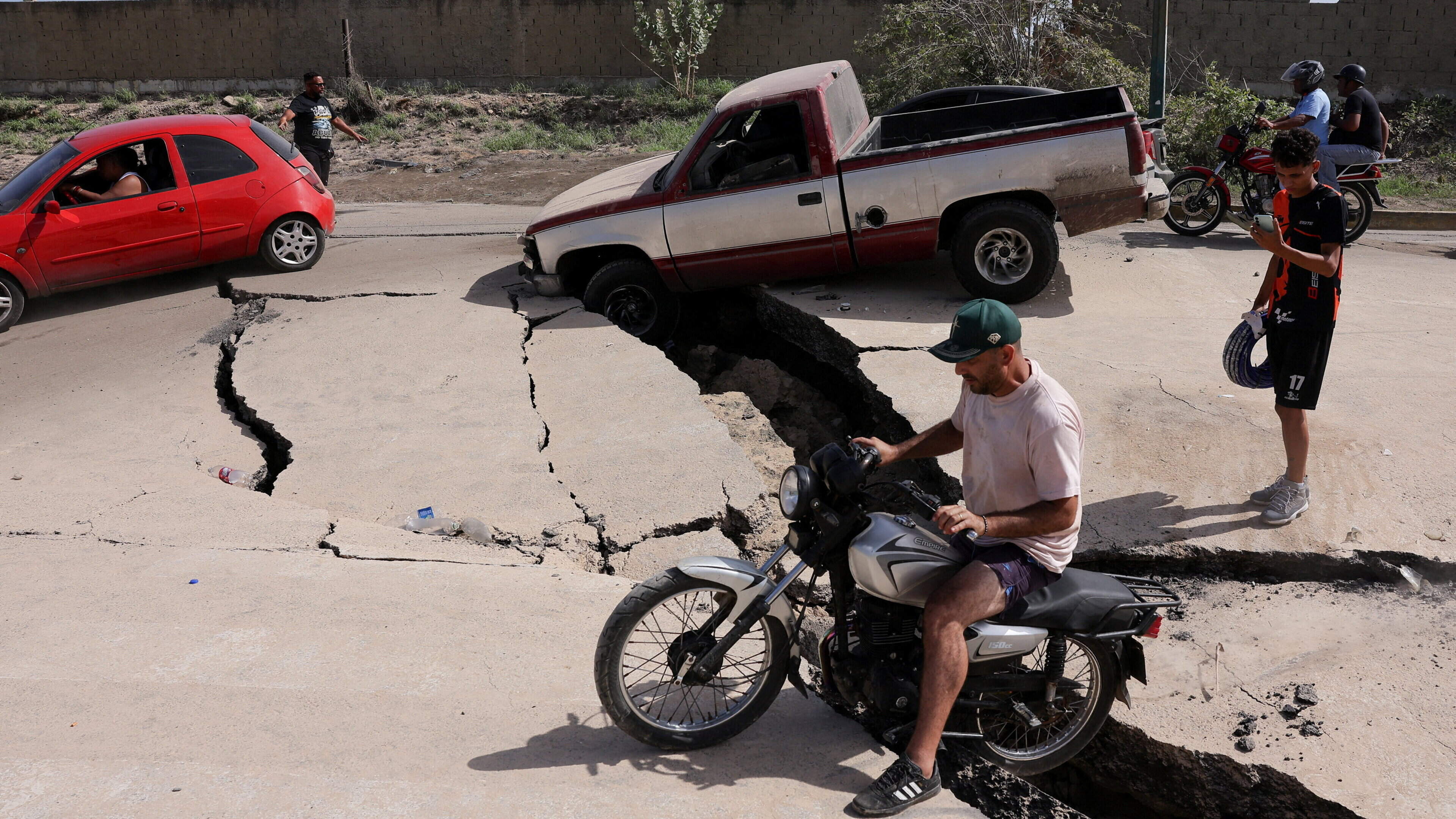 Neighbours dig through Venezuela rubble in desperate search for survivors as earthquake toll rises