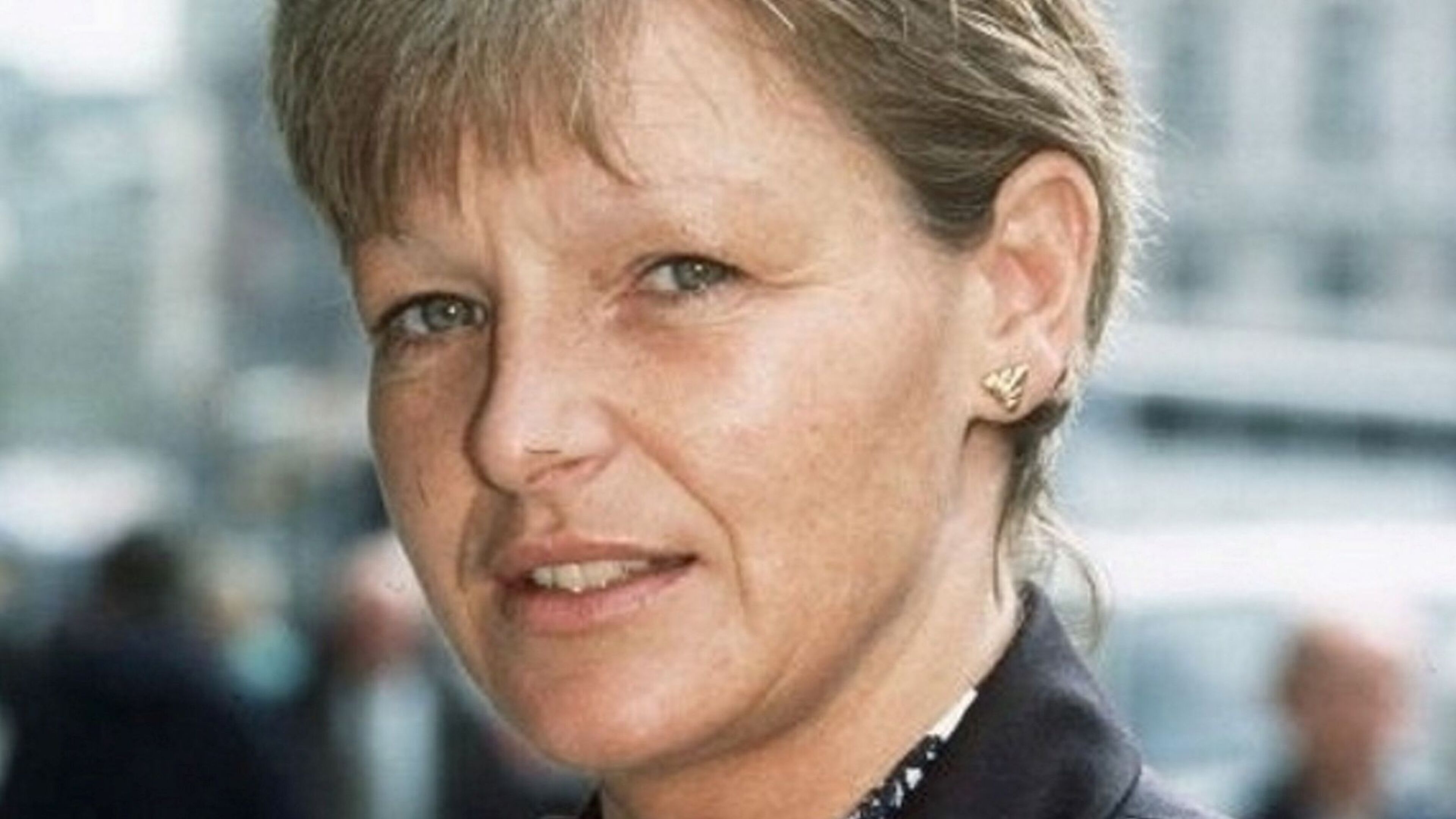 Hospice presented with funds raised at event to honour murdered crime correspondent Veronica Guerin