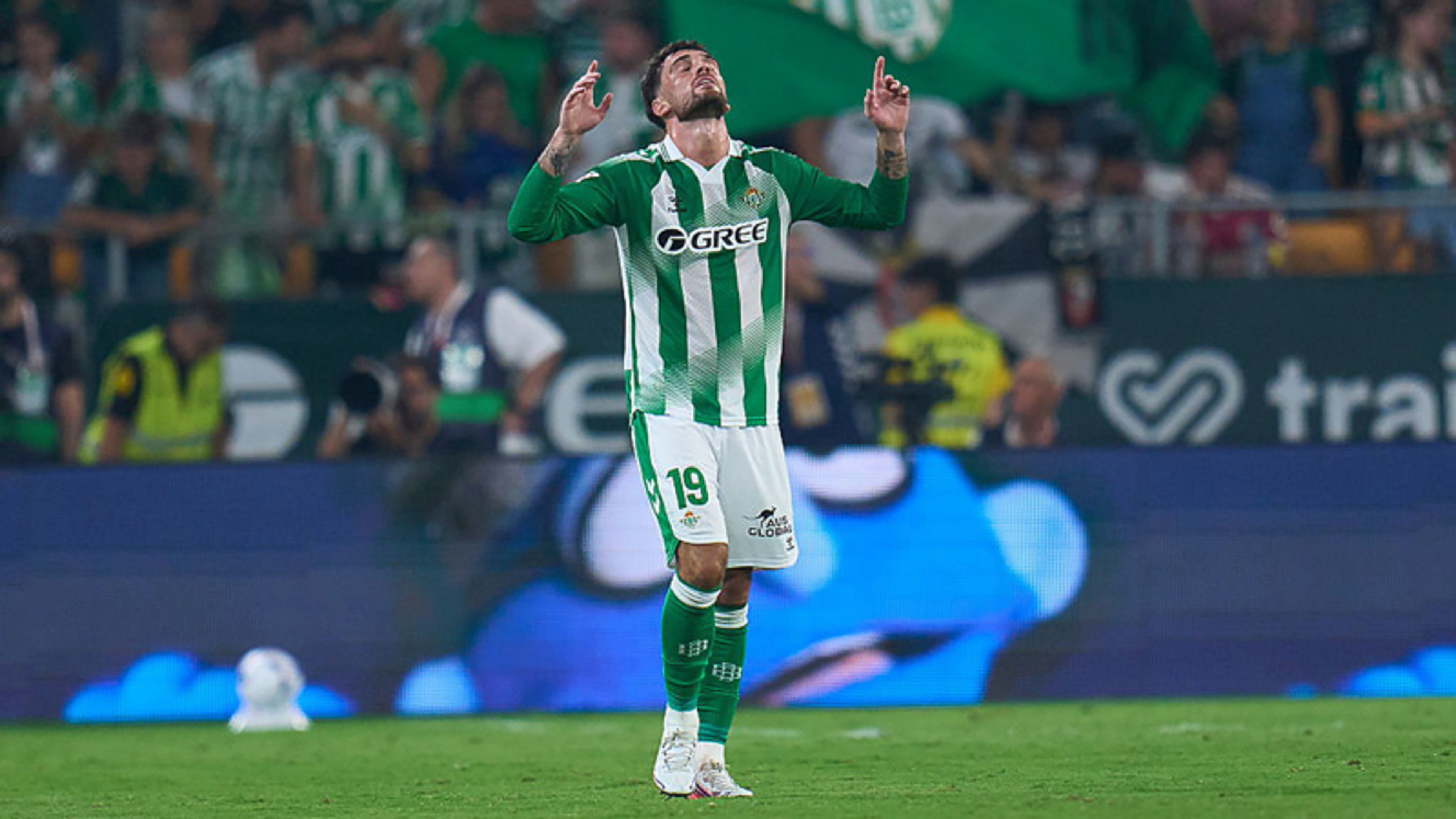 Seán O’Connor: Ninety-one years on, there’s a new Irish hero at Real Betis after Troy Parrott’s dream home debut