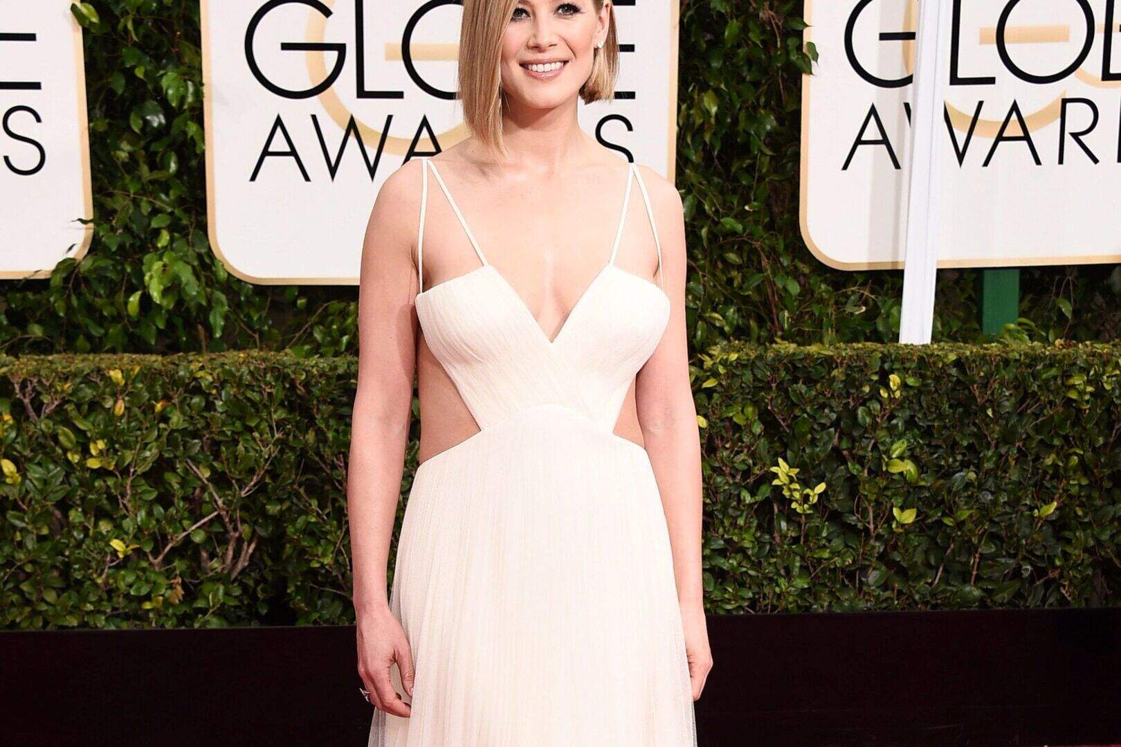 kate hudson golden globes white dress Kate Hudson's Golden Globes Red Carpet Looks From 2001-2026