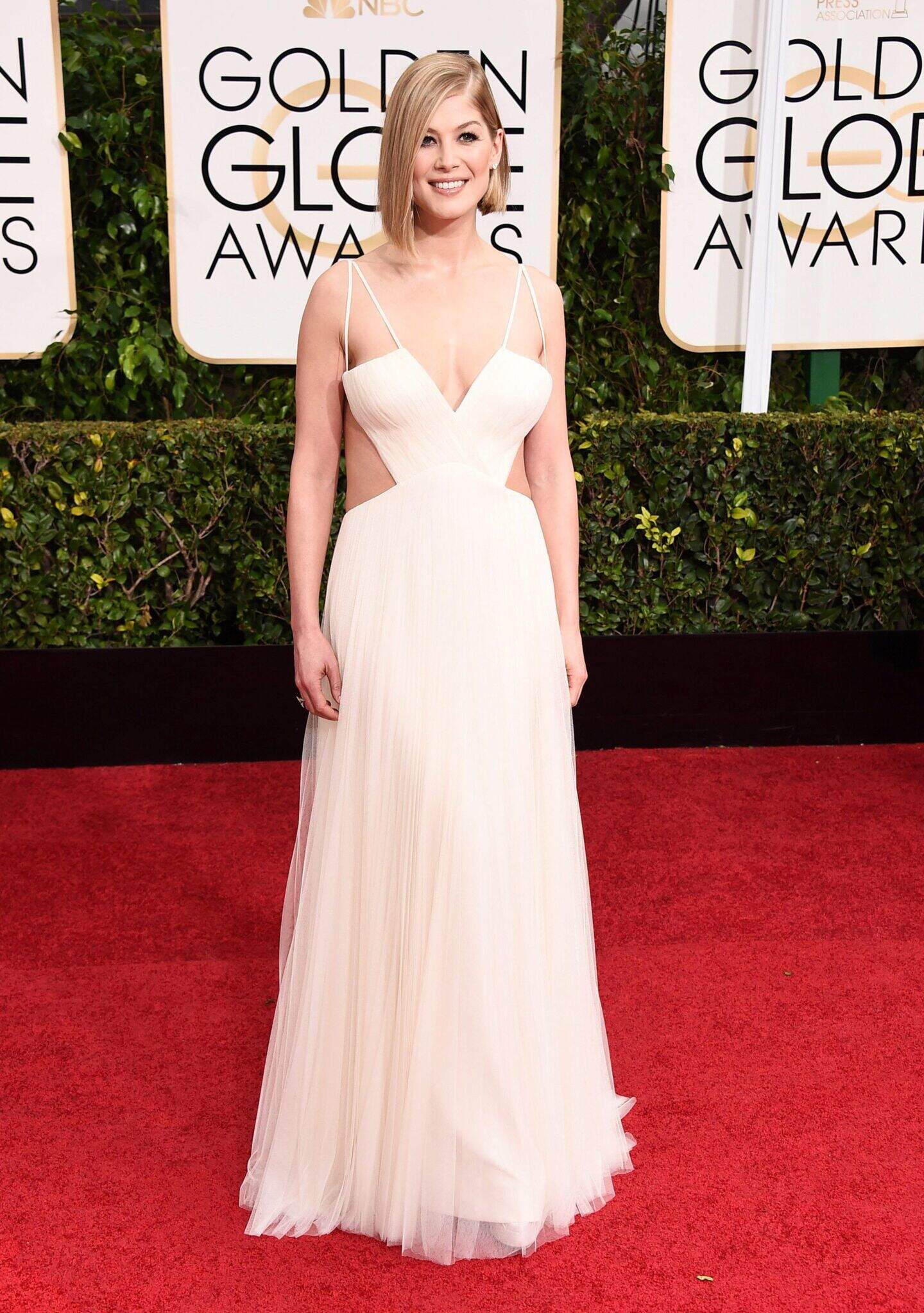 kate hudson white dress golden globes Golden Globes Fashion 2015: Kate Hudson Heats Up Red Carpet in Winter White  Gown