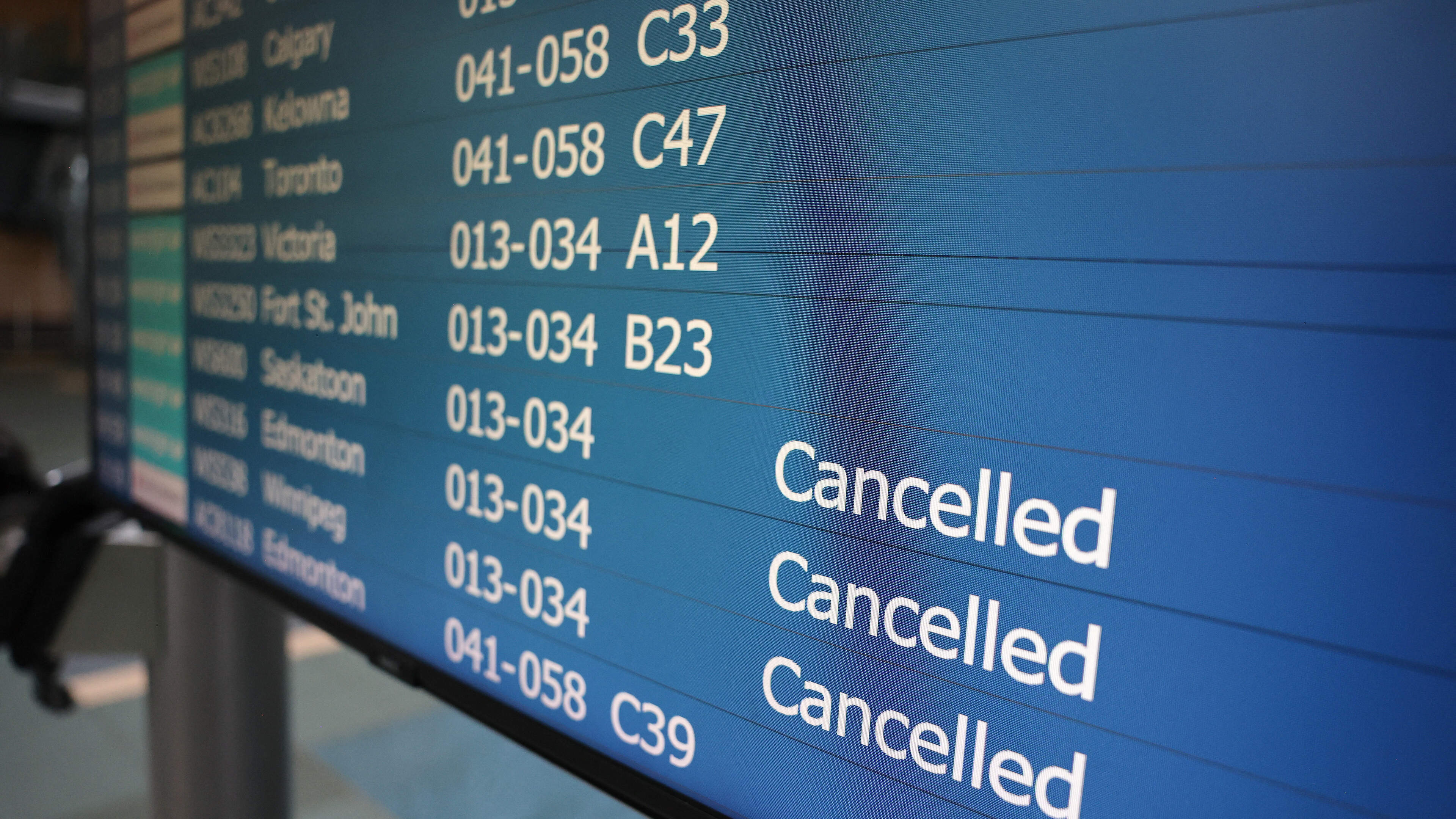 Flight cancelled after child refused to sit down and fasten seatbelt