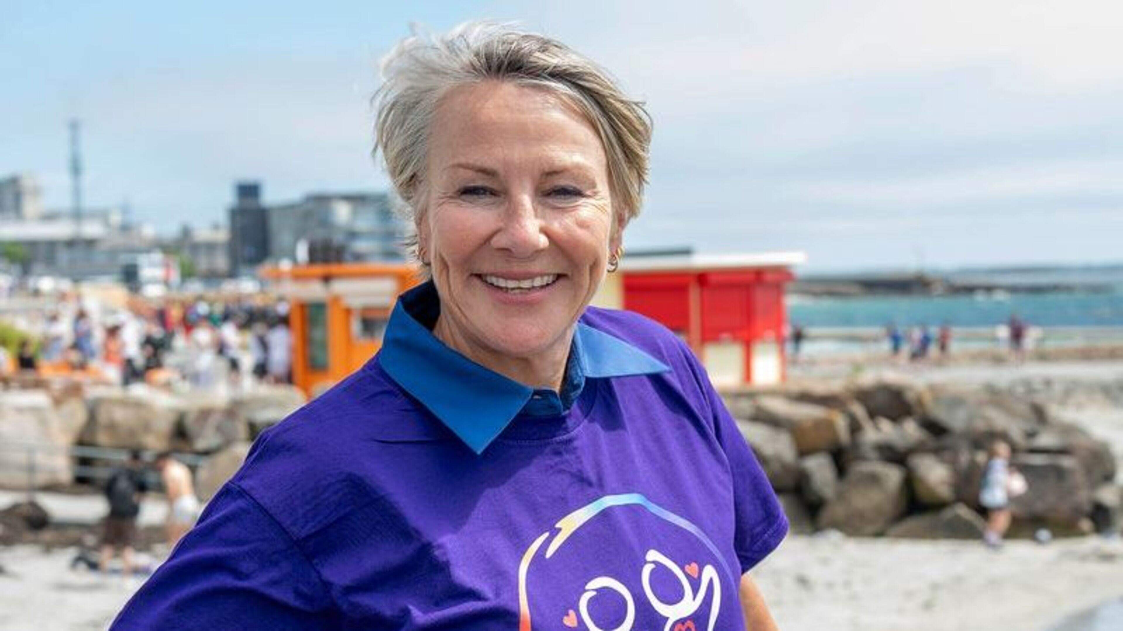 Former broadcaster Tracy Piggott completes second underwater endurance swim across Galway Bay 