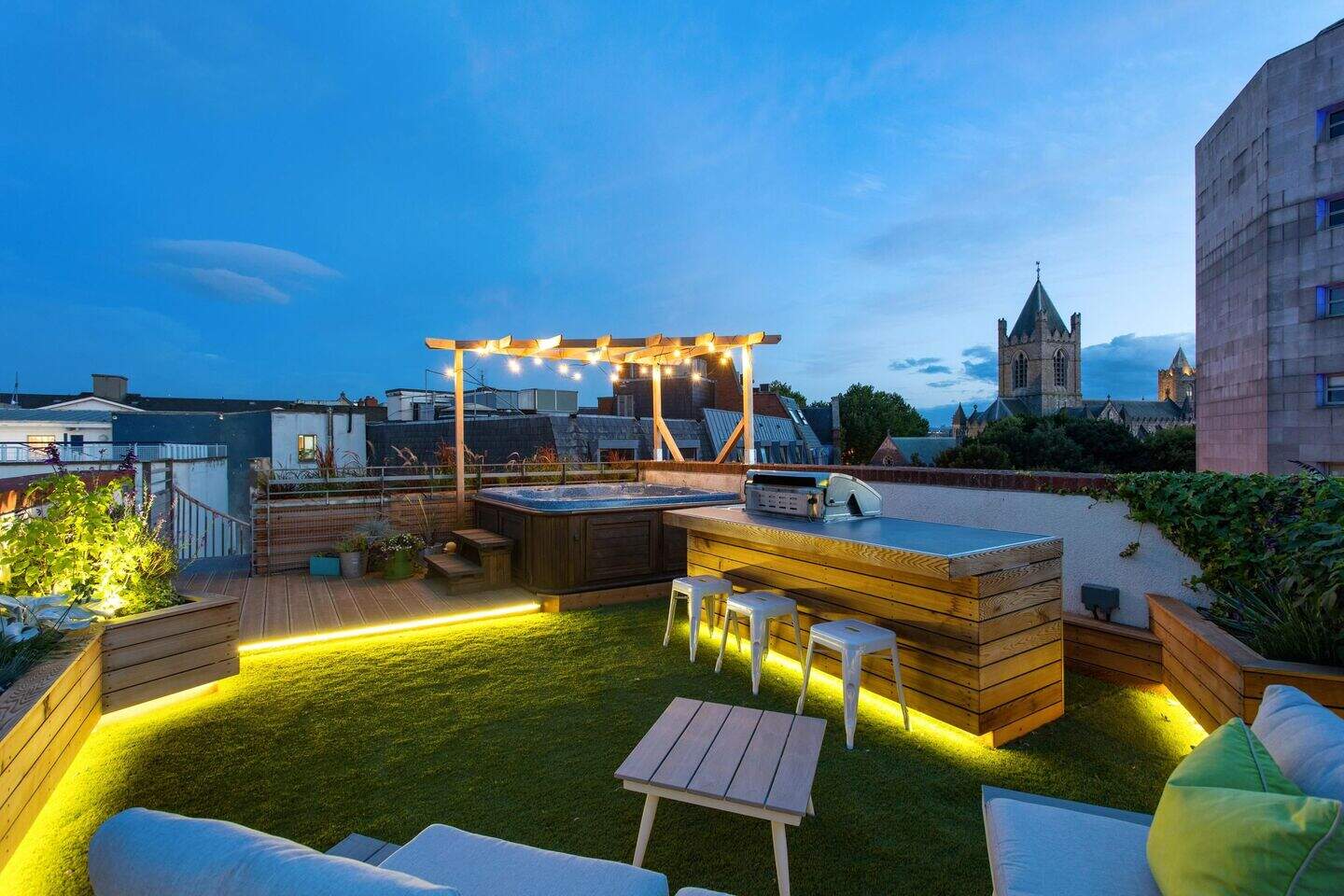 Photo inspiration: Rooftop City Penthouse With Kitchenette Reference: City Centre Rooftop Hot Tub Where Handel Premiered One Of