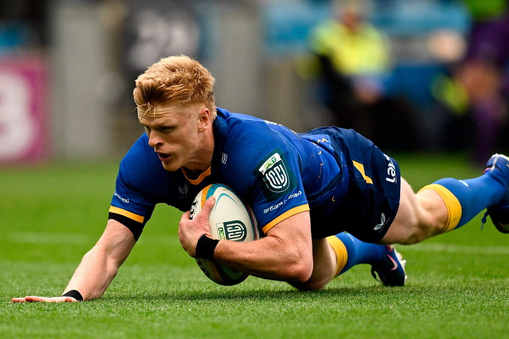 Tommy O'Brien, de Leinster, se lanza para anotar el primer try de su equipo.