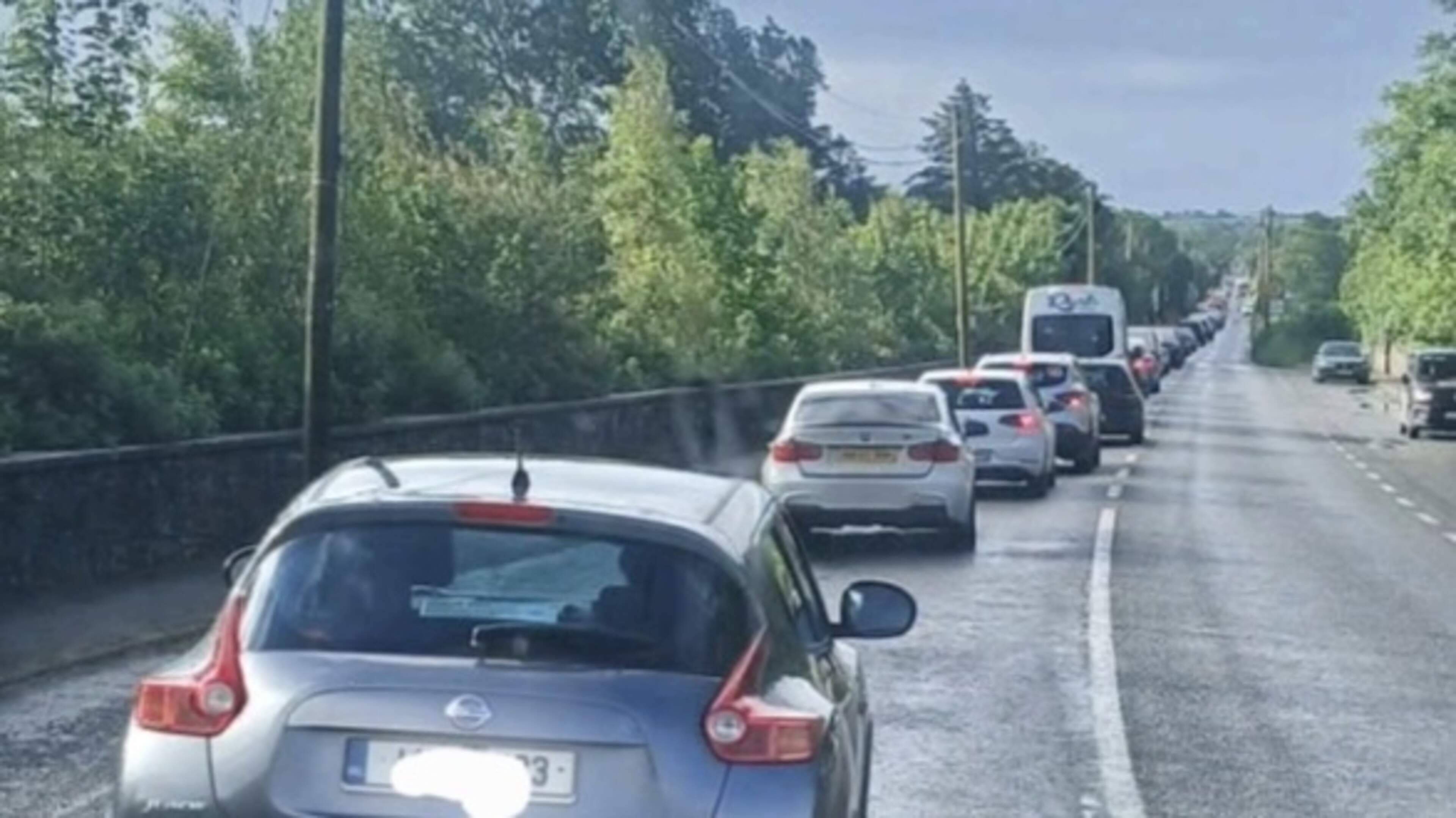 ‘Easily a kilometre long’ – Kerry village’s new traffic lights cause evening tailbacks