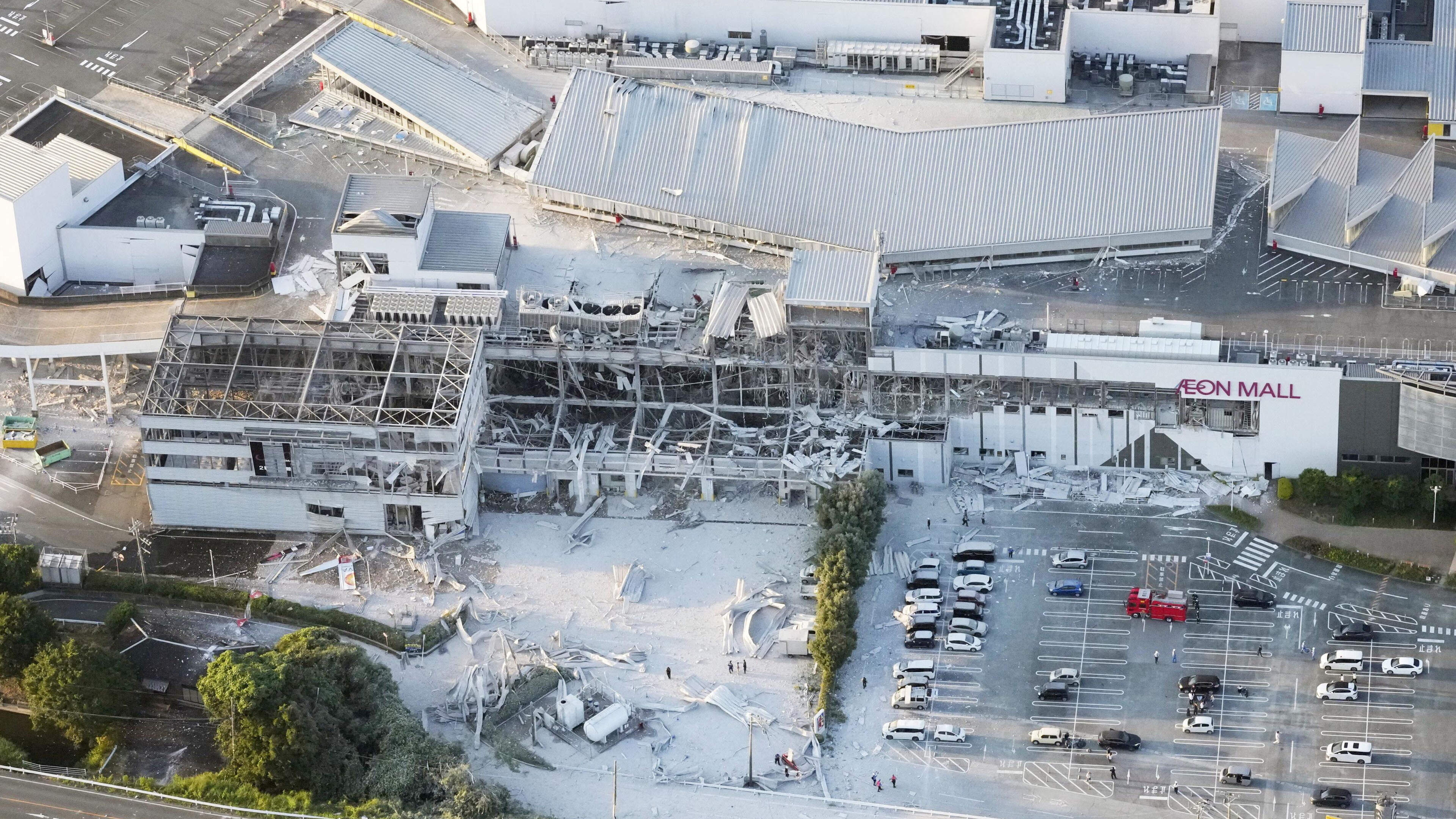 Earthquake traps dozens inside collapsed Japanese shopping centre