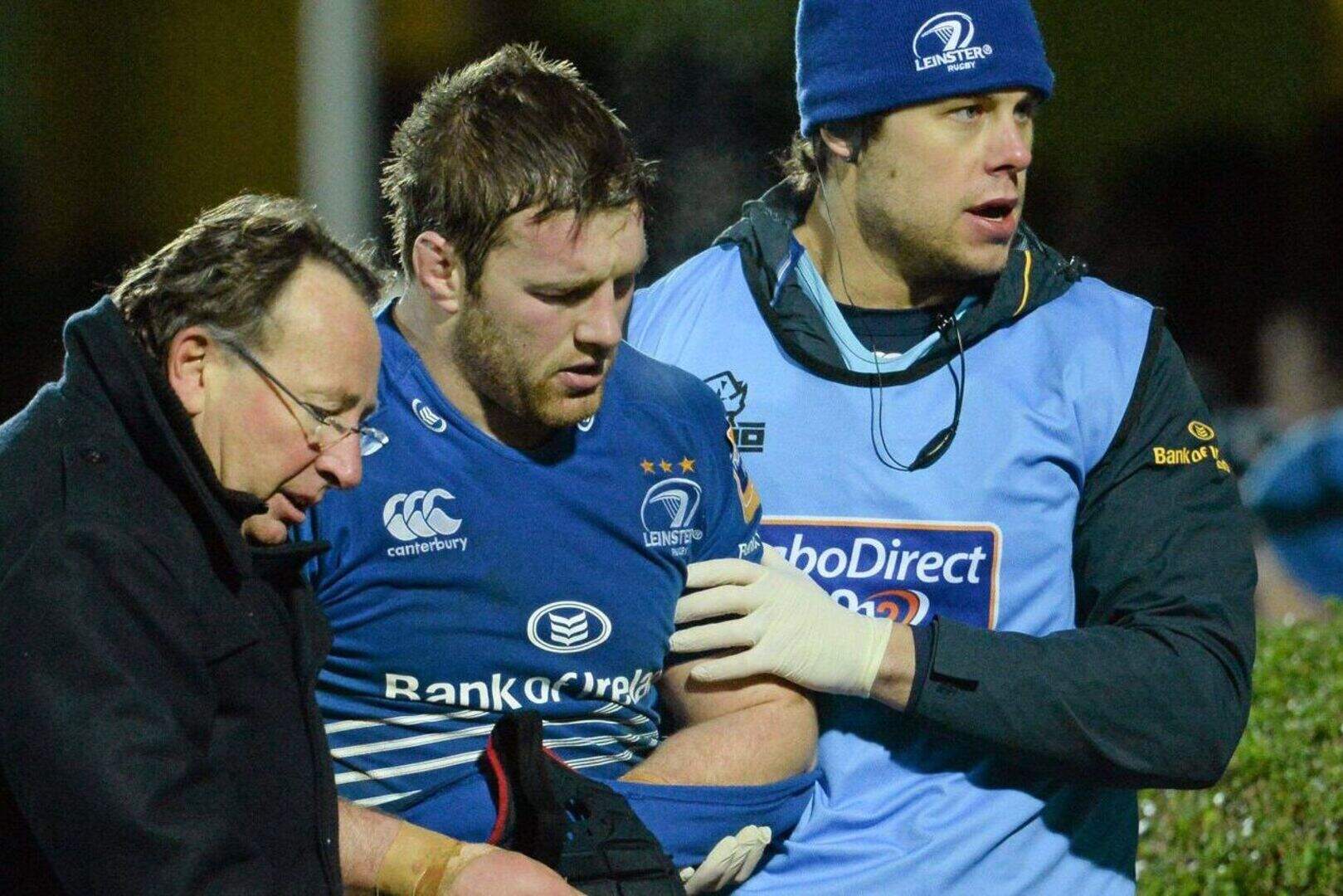 Sean O'Brien is helped from the pitch after picking up an injury whilst playing for Leinster. Picture credit: Stephen McCarthy / SPORTSFILE