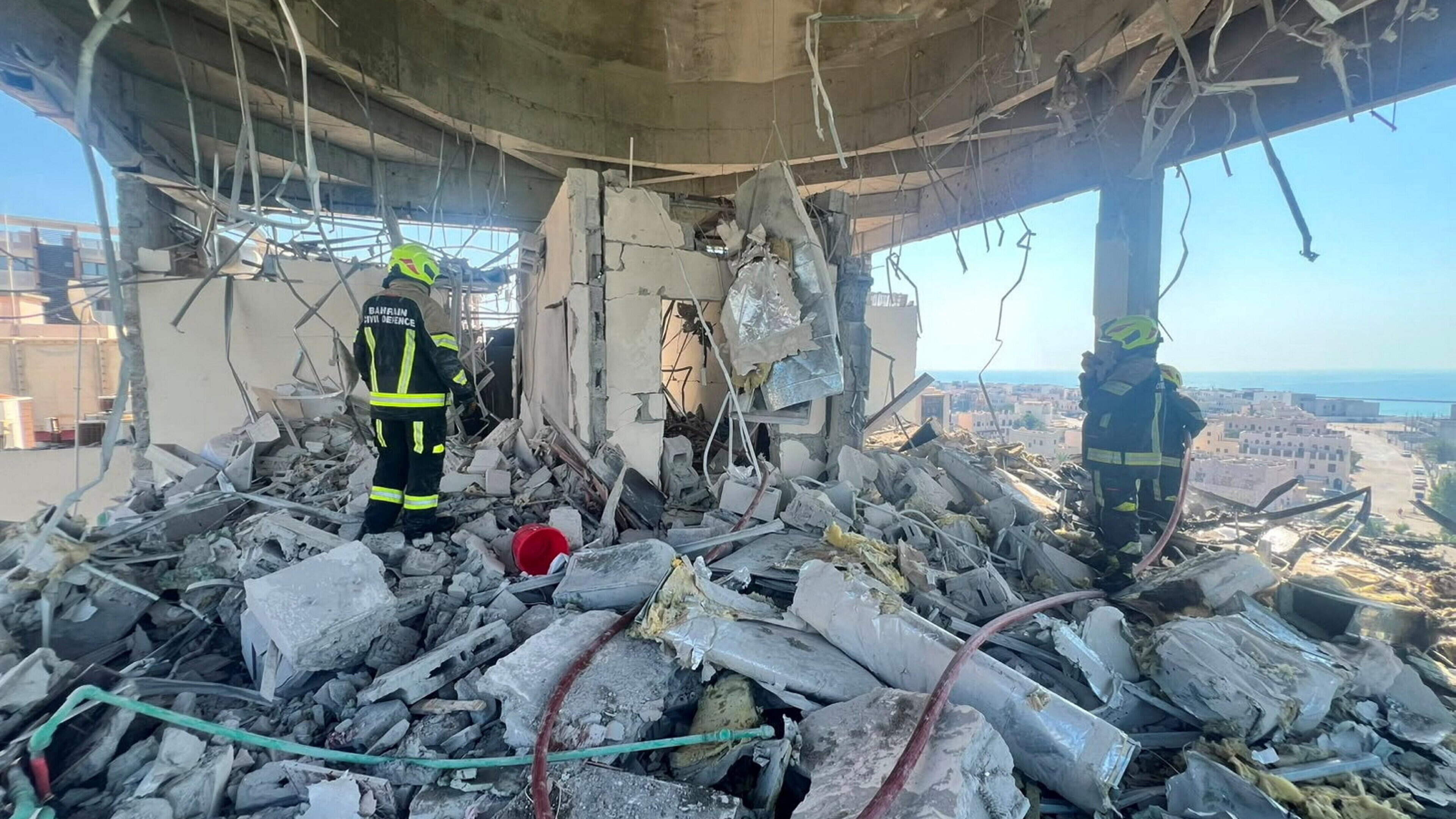 Iran and US step up attacks and threaten to escalate as fragile ceasefire frays 