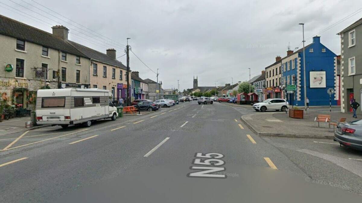 Gardaí launch probe as man (30s) is rushed to hospital following violent street attack in midlands town