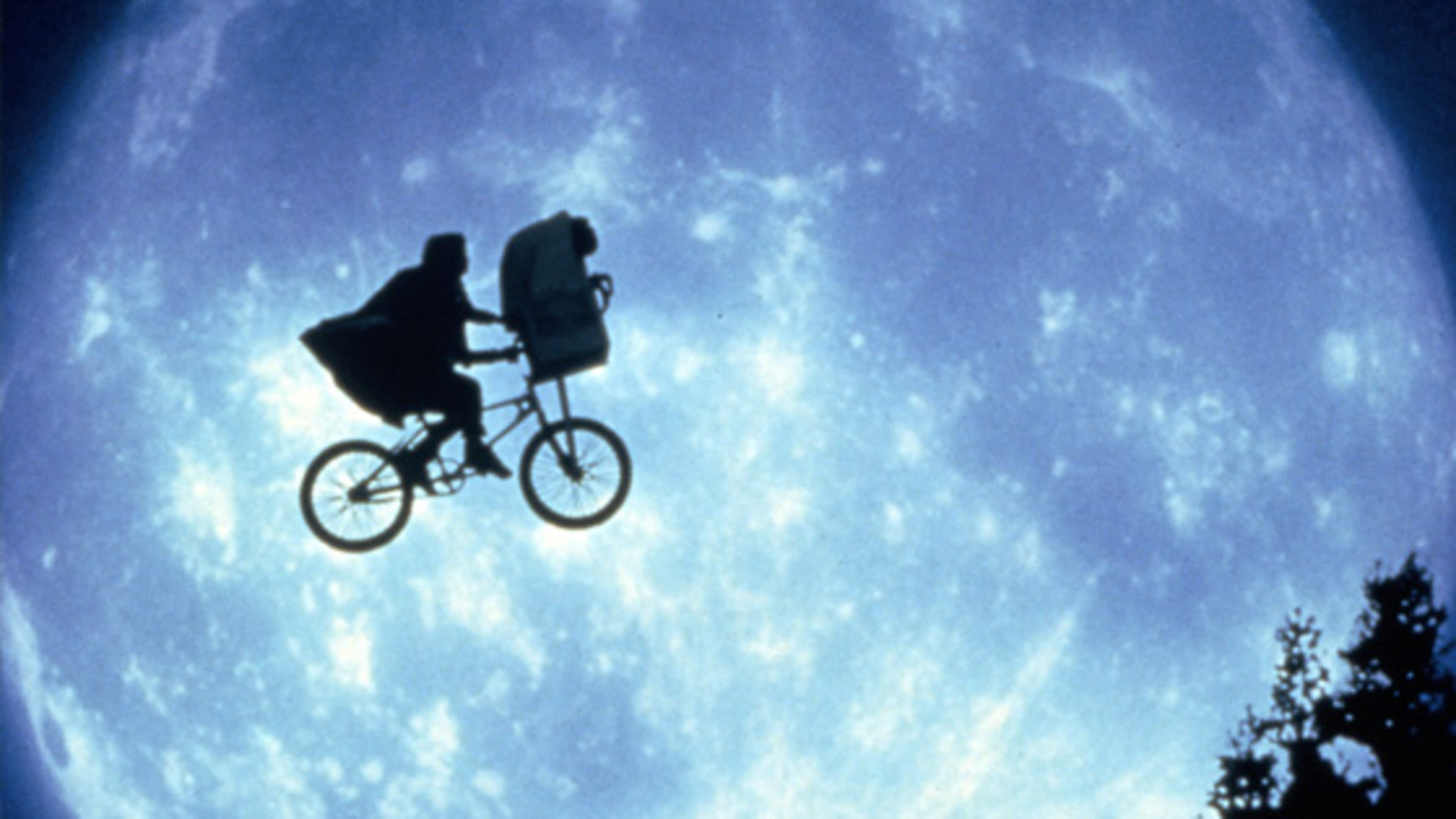 ET's moon cycle voted the most memorable movie scene from 100 years of film  | Irish Independent