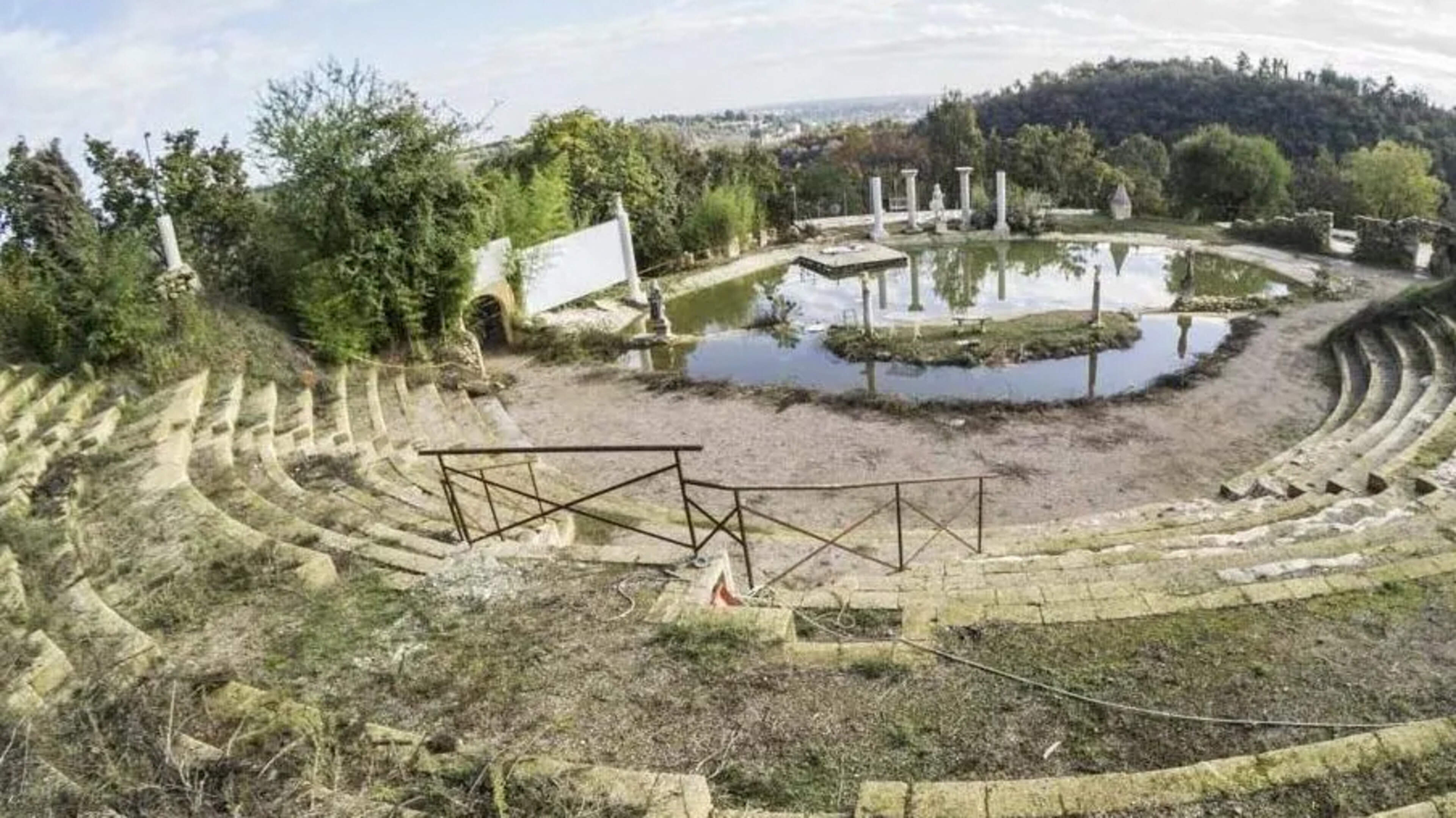 Italian builds fake ancient amphitheatre and charges €40 a visit