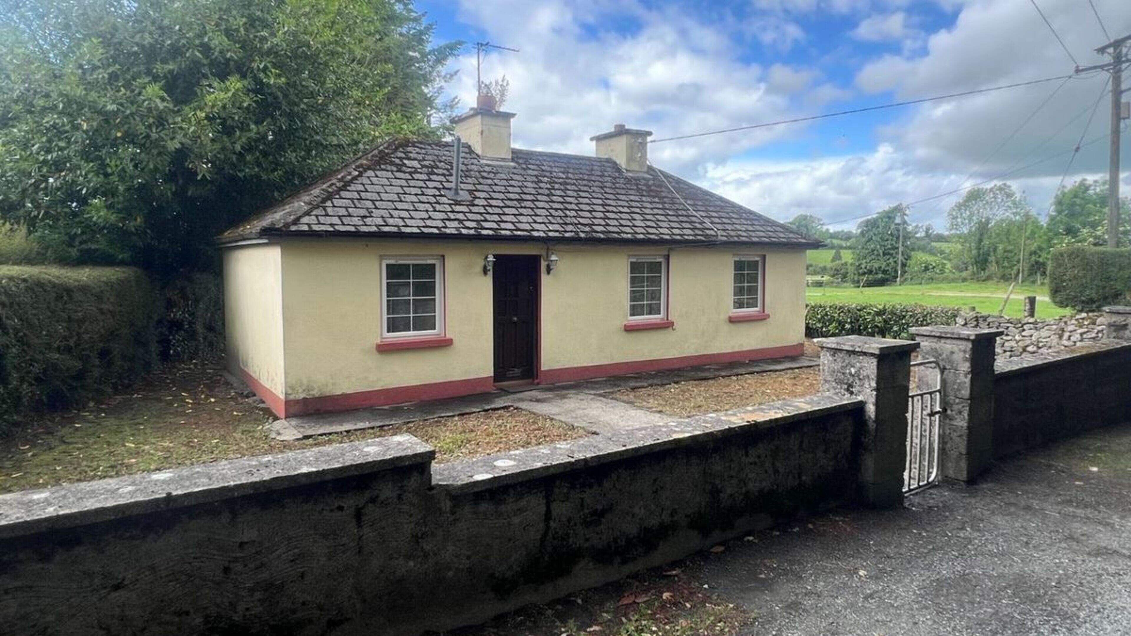 See inside detached Wicklow cottage on half-acre site guiding at €225,000 