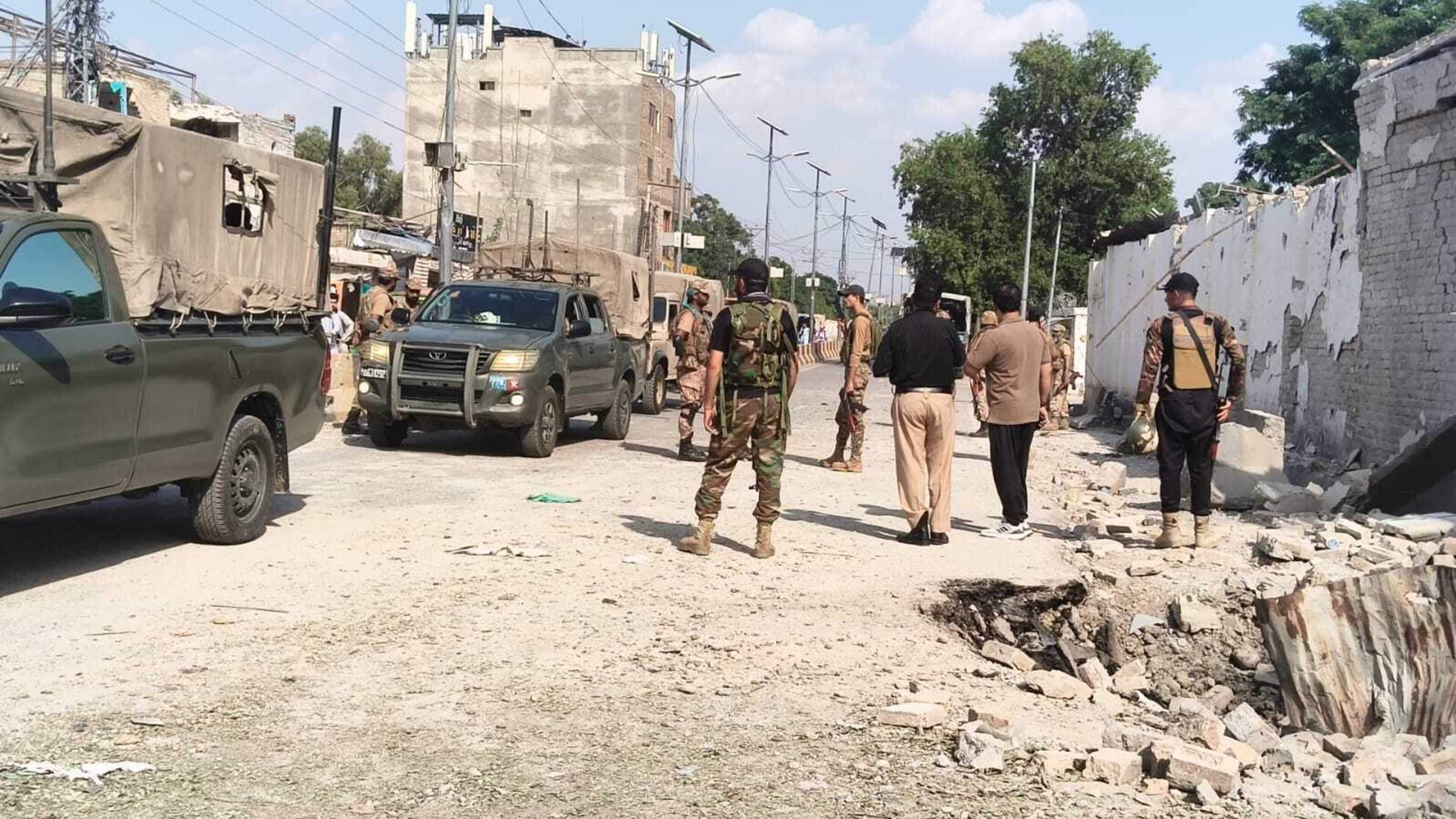 Suicide bombing at police checkpoint in northwestern Pakistan kills at least 11