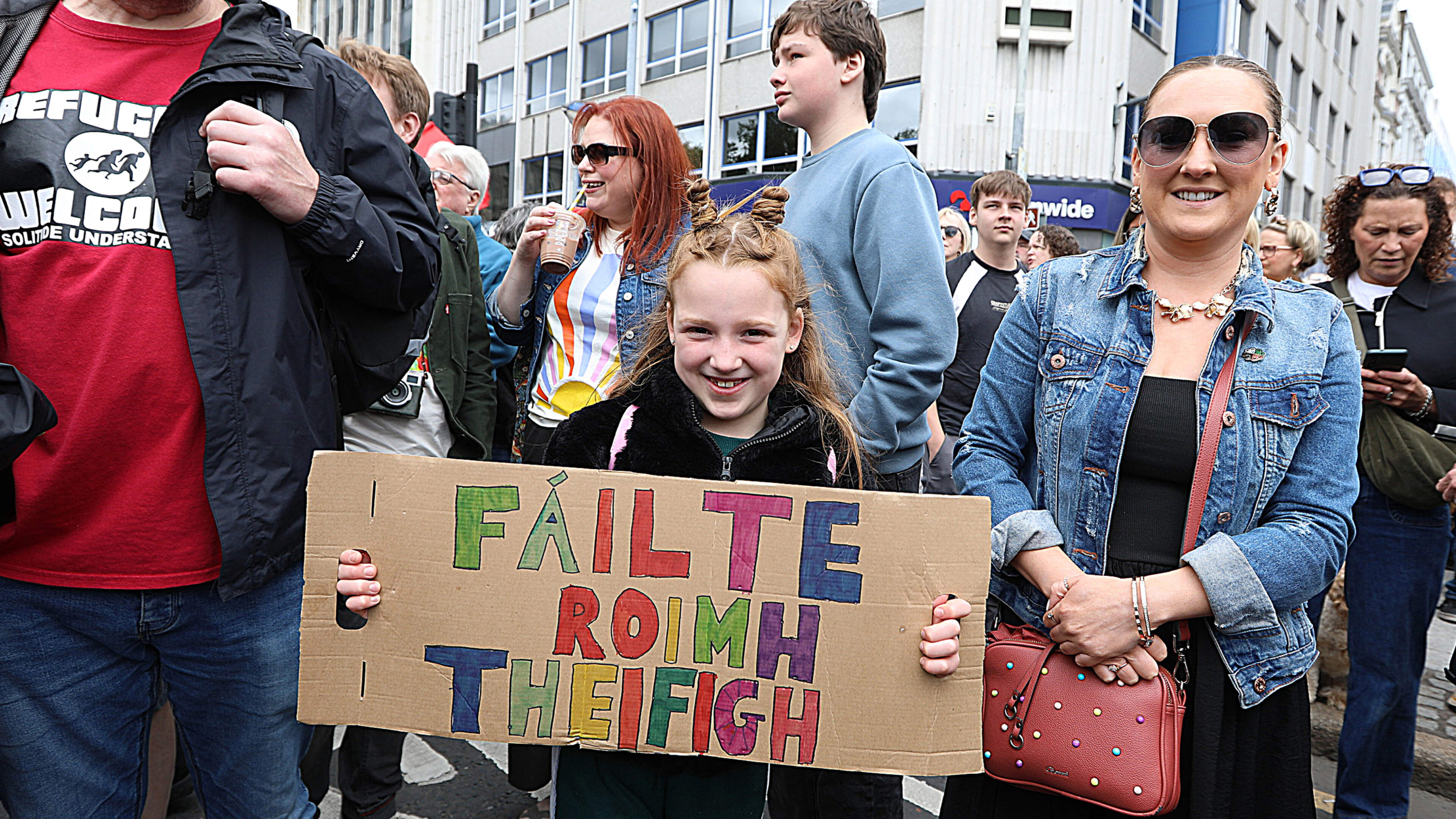 Pobal na Gaeilge ag seasamh leis na himircí tar éis ionsaithe