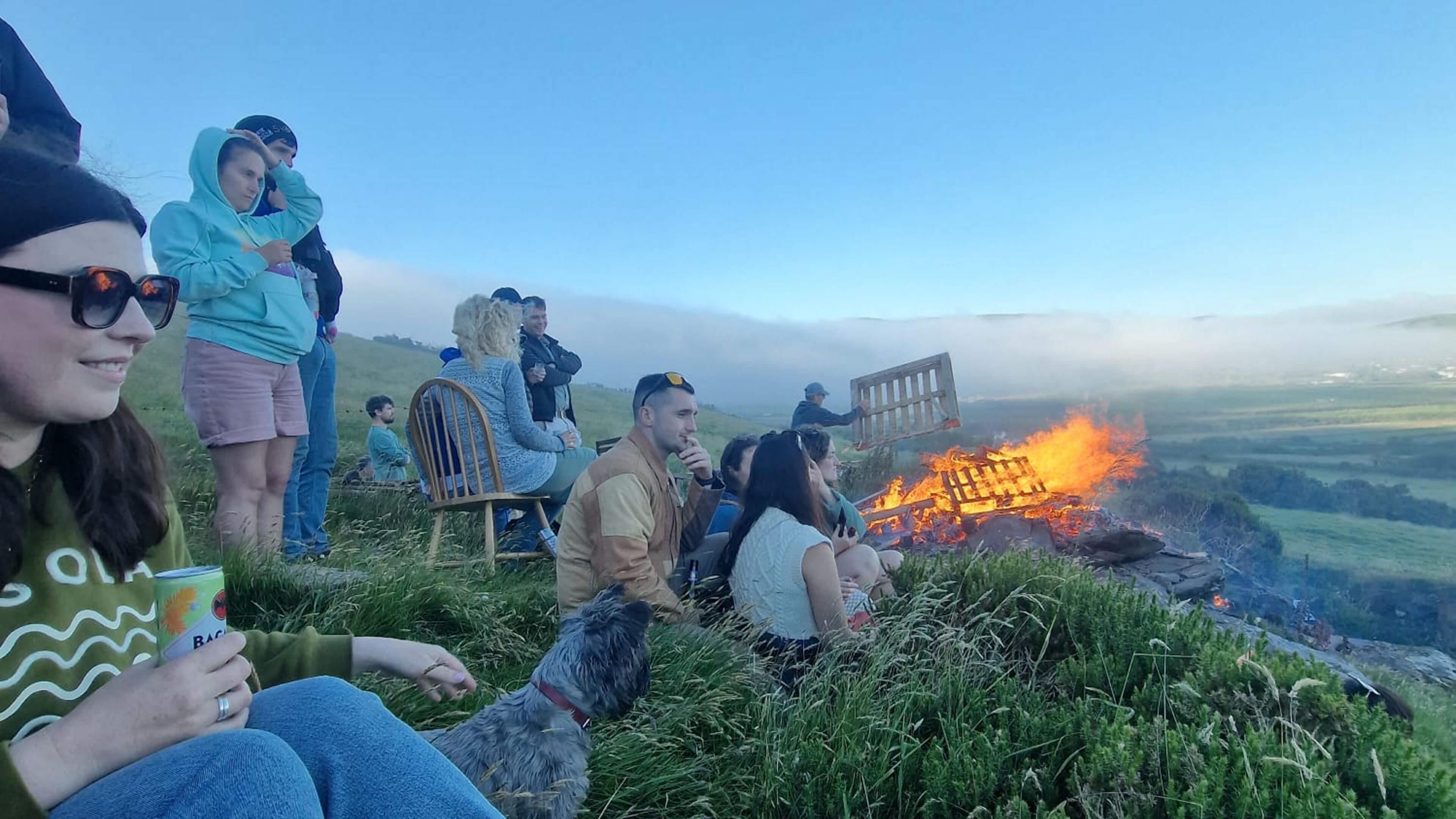 Áine Ní Bhreisleáin: Tá lúcháir orm gur chaith mé Oíche Fhéil’ Eoin ar chnoc i gCorca Dhuibhne in aice tine bhreá le cairde maithe