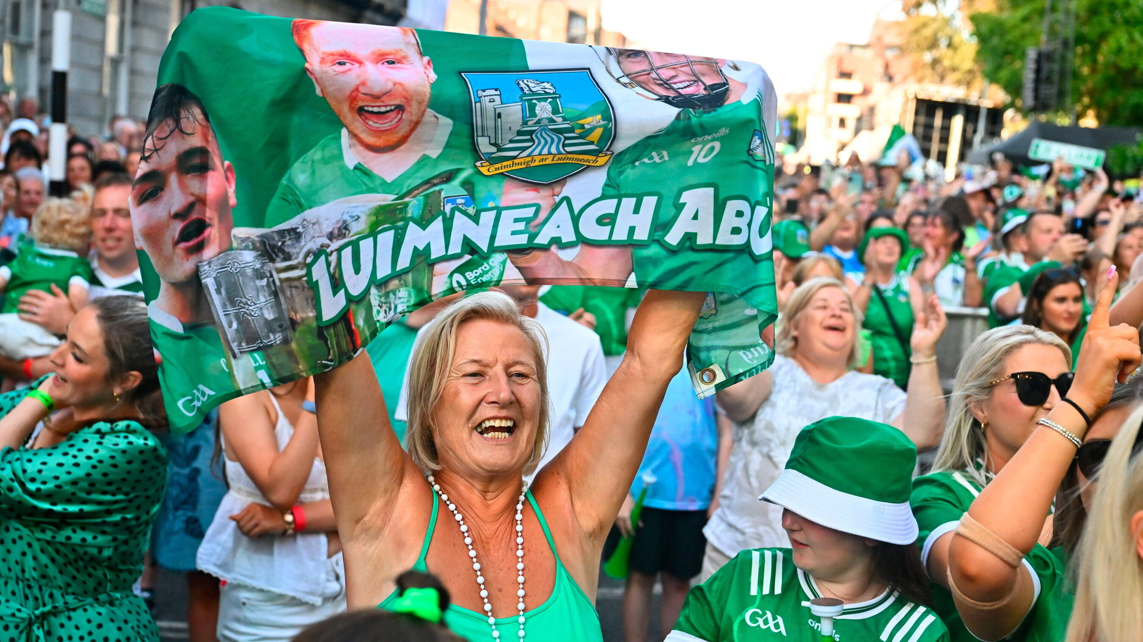 ‘It’s never over ‘til it’s over after Offaly in ‘94’ — delirious Limerick fans pack the streets to welcome Liam MacCarthy home