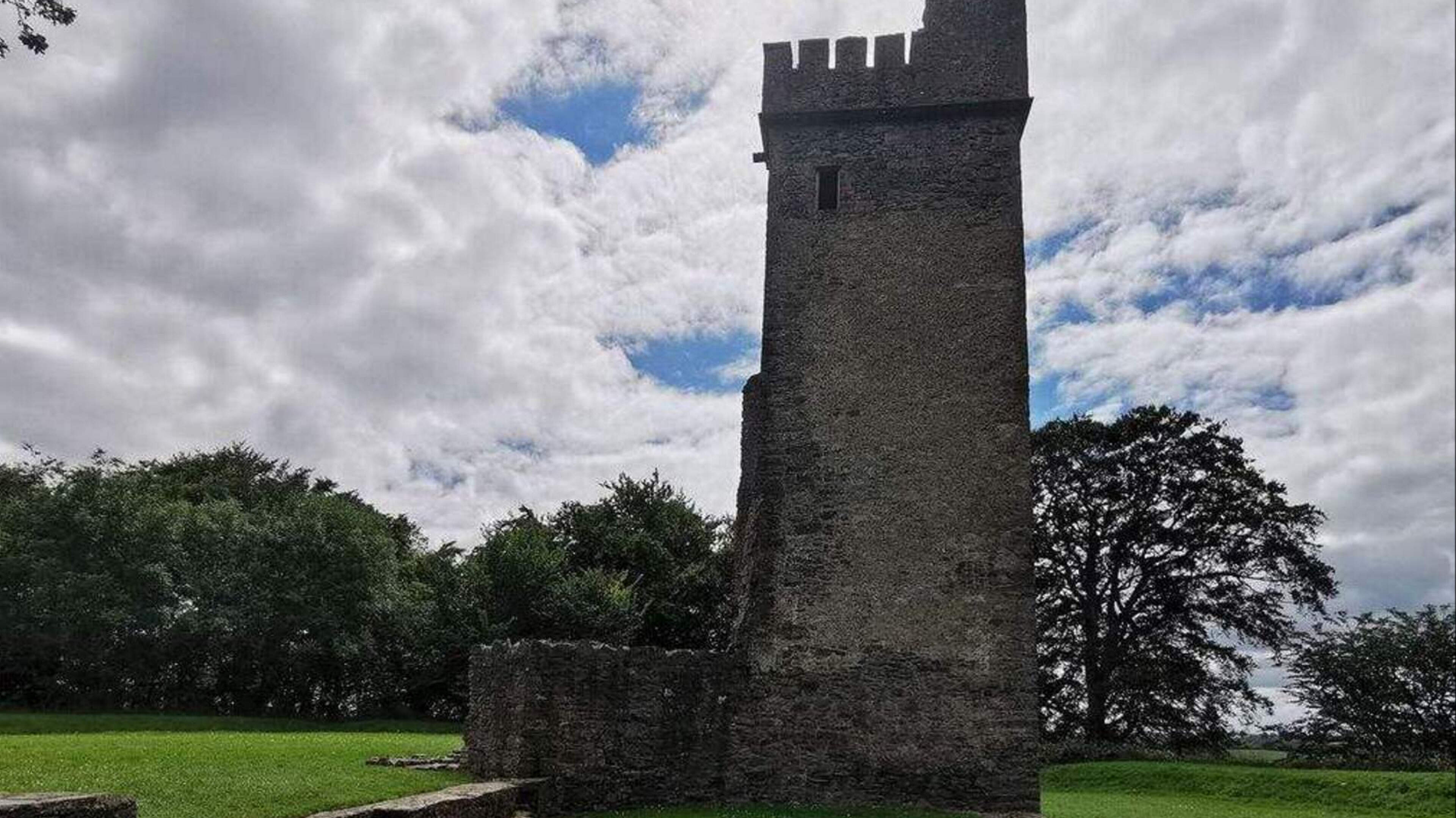 Ceolchoirm le Caisleán Chú Chulainn a chosaint 