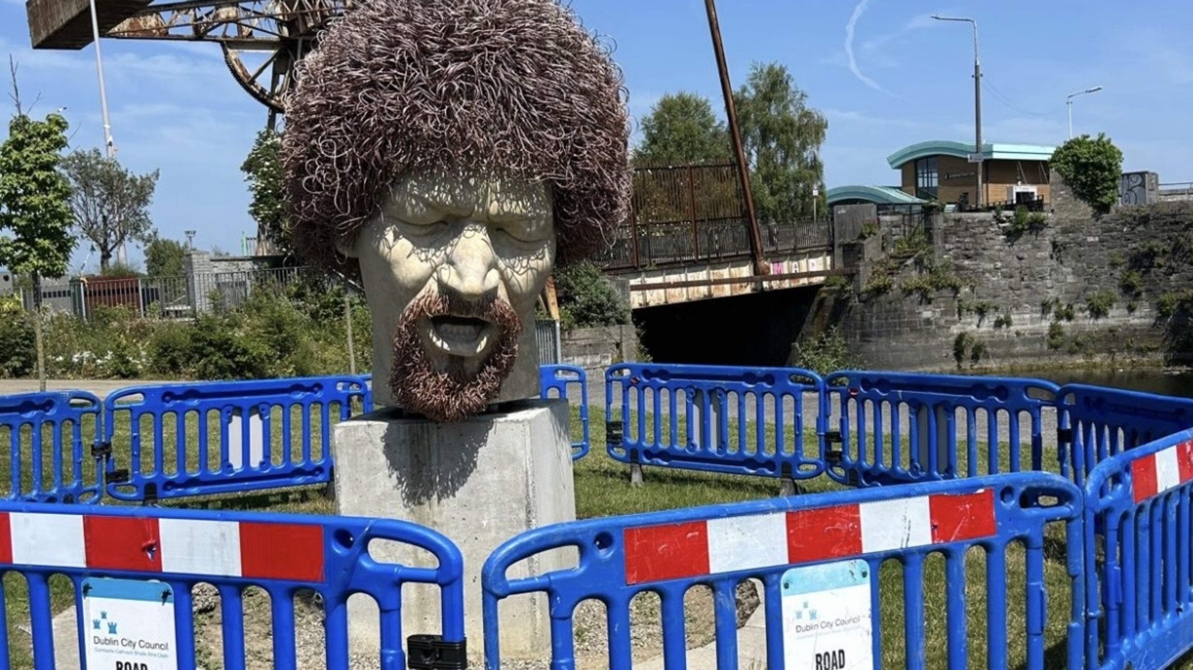 Statue undergoing repair after Luke Kelly fans take strands of copper from hair and beard as ‘souvenirs’