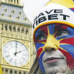 Jo Grant from Hertfordshire protesting for a free
Tibet as the Olympic torch goes past Big Ben