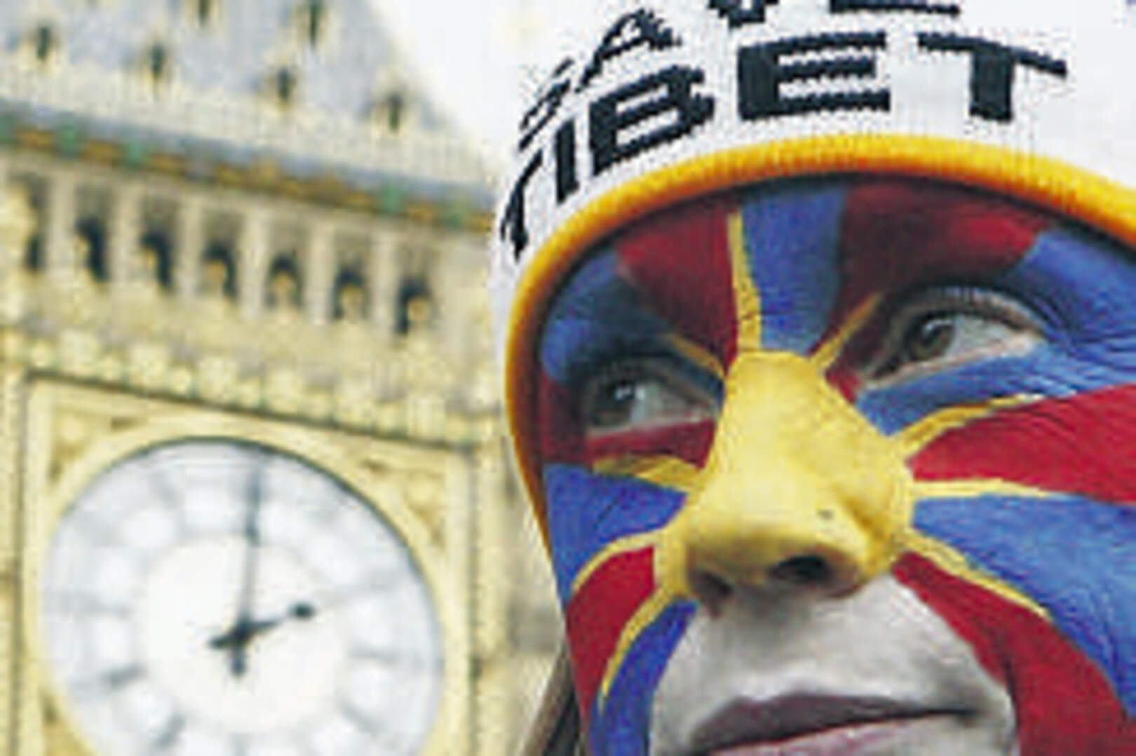 Jo Grant from Hertfordshire protesting for a free
Tibet as the Olympic torch goes past Big Ben