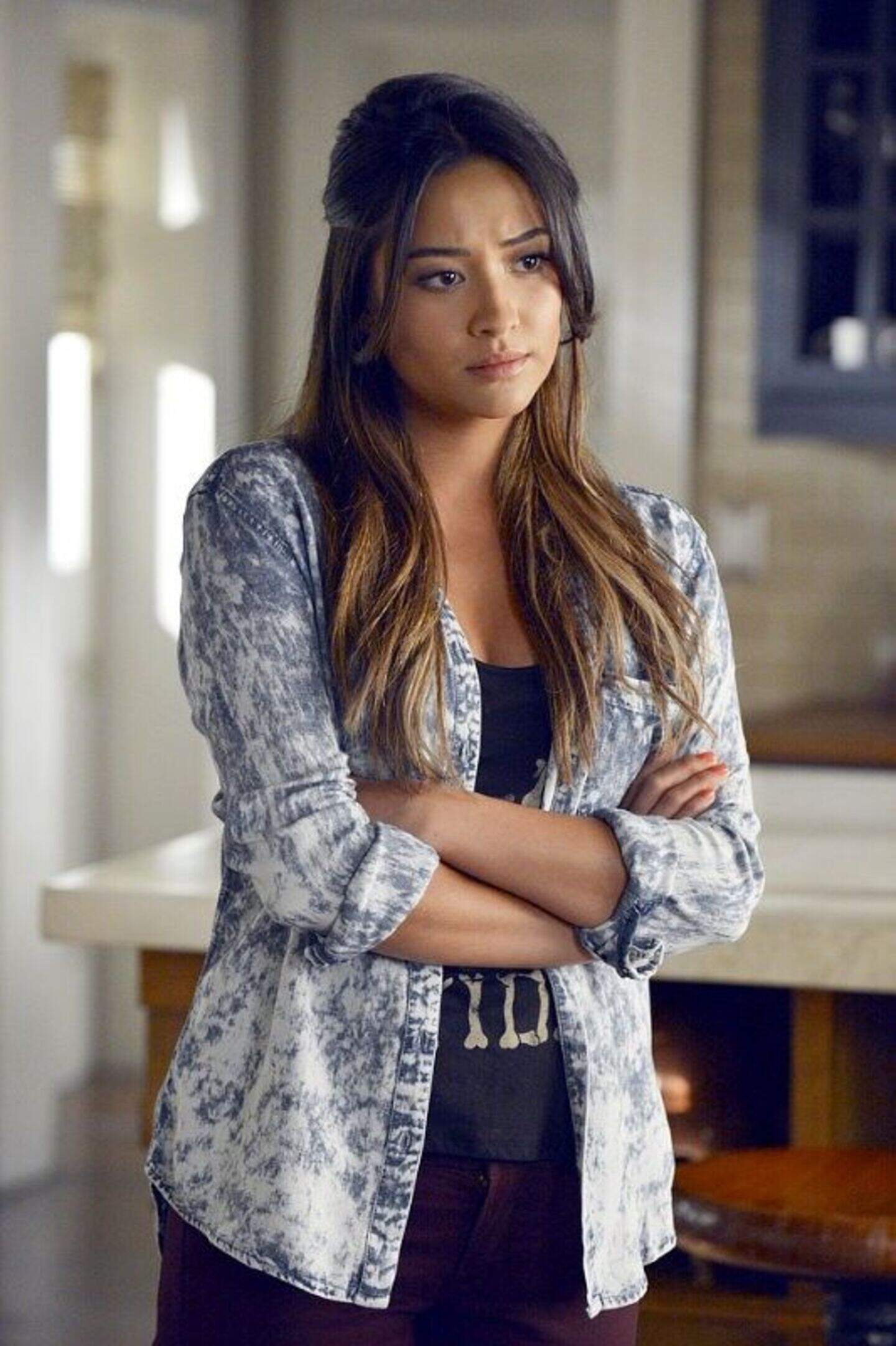 This is what the cast of Pretty Little Liars looks like off screen ...