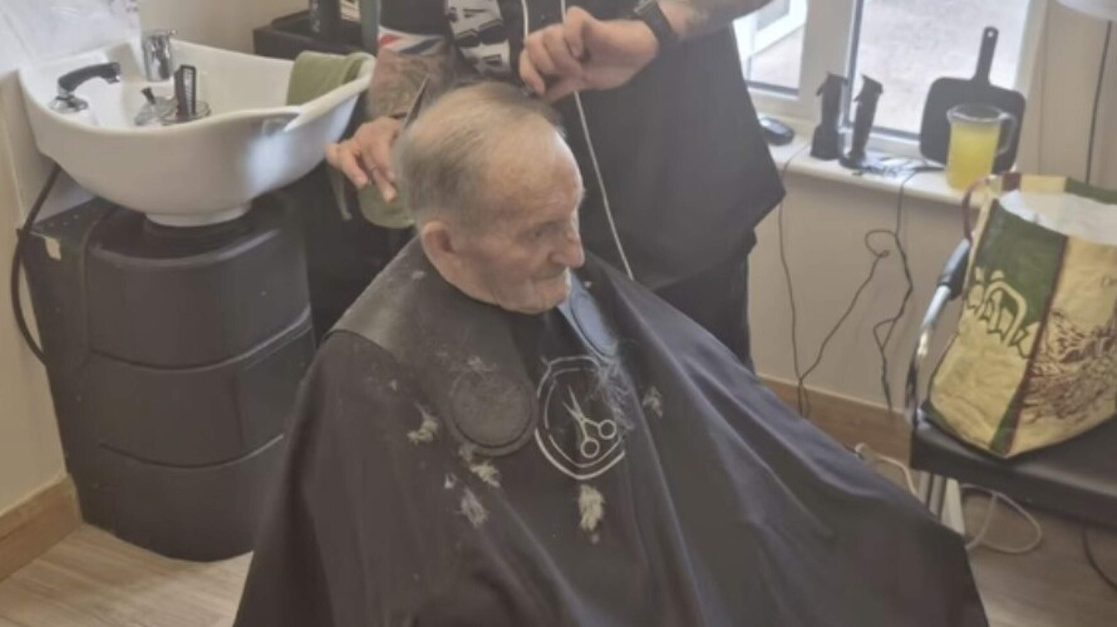 Cork barber Noel gives back to adopted community with trimming visits to local nursing home