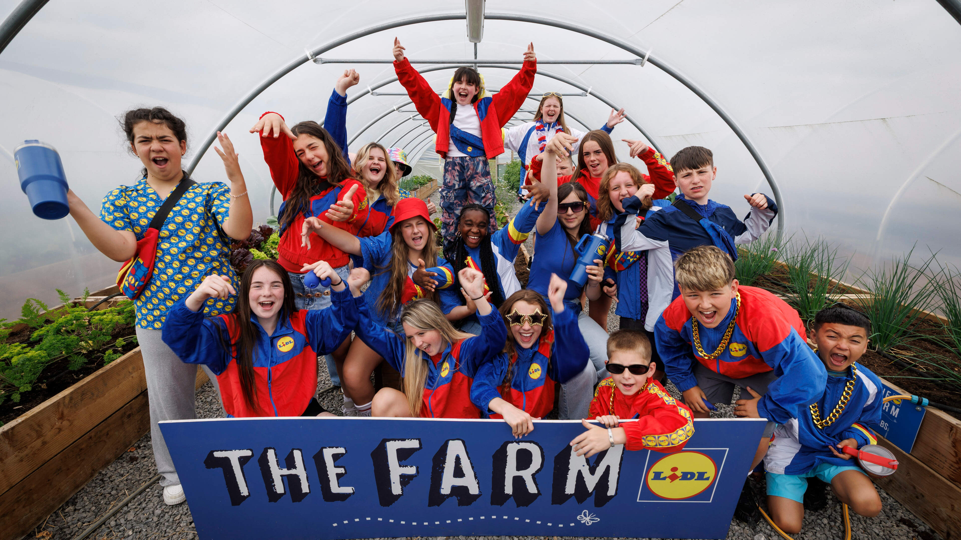 Kabin Crew return to get primary pupils excited about fruit and veg
