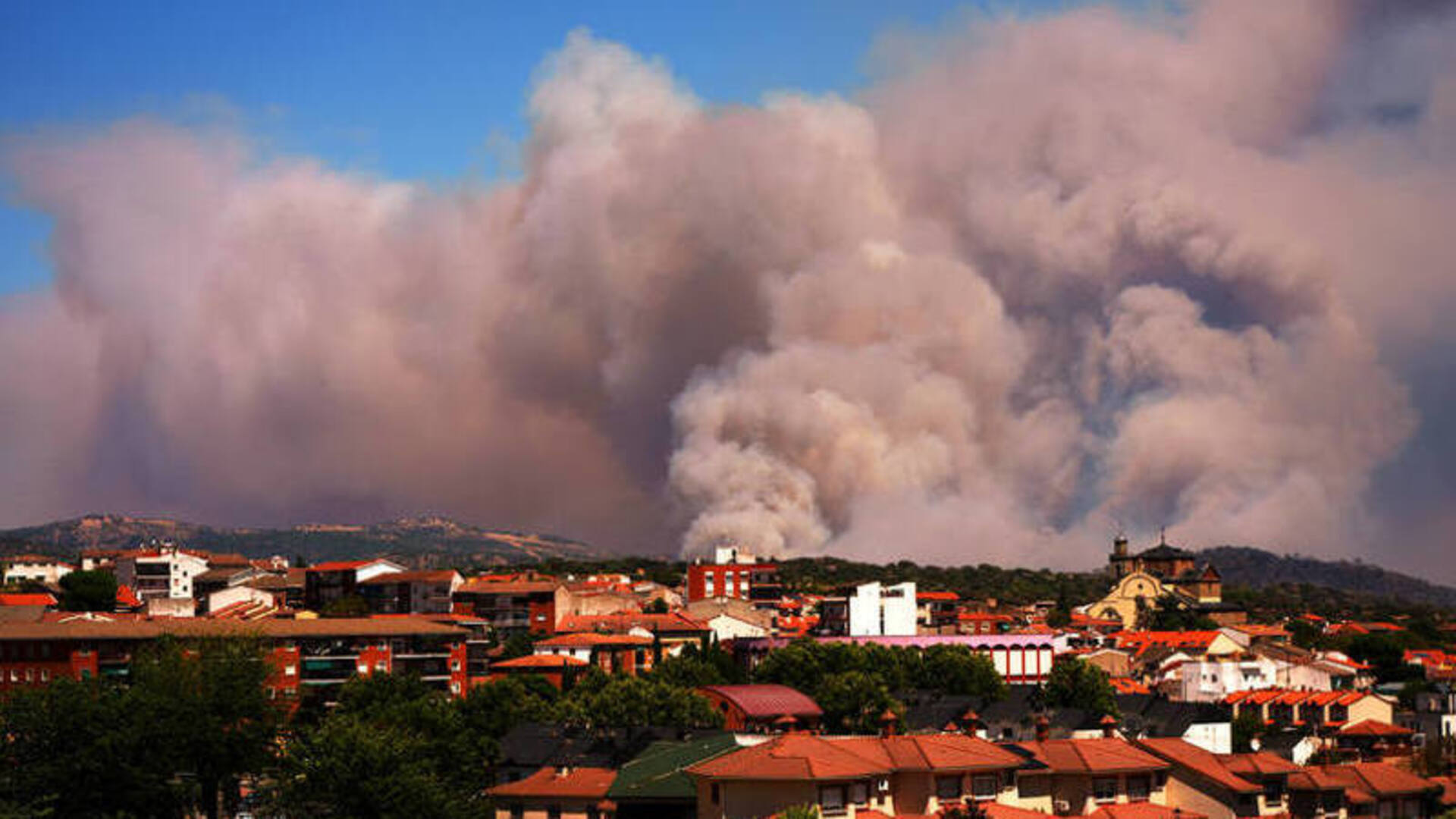 Irish Family Flees French Wildfire as Diaspora Community Rallies Across Southwest France