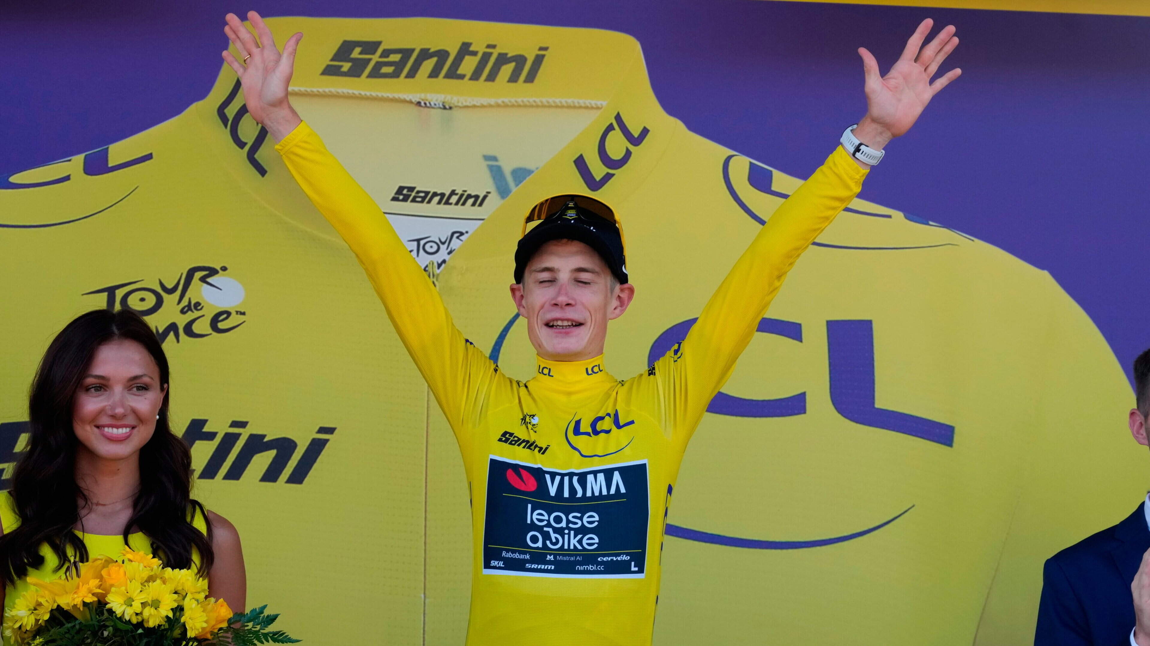 Jonas Vingegaard takes early lead in quest for third Tour de France title